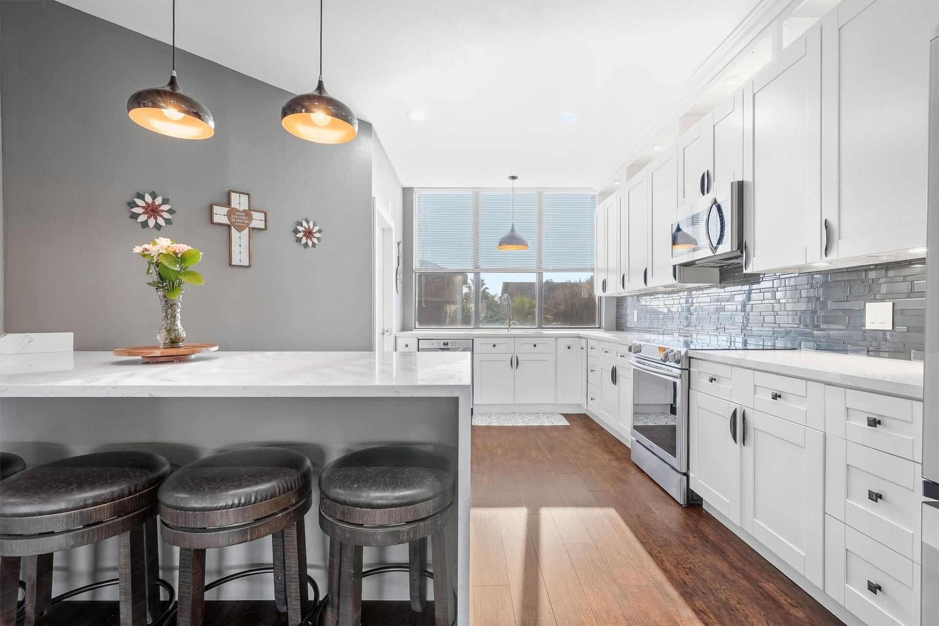 18217 Sandy Cove, Houston, TX 77058 Premium stainless steel appliances integrated throughout.