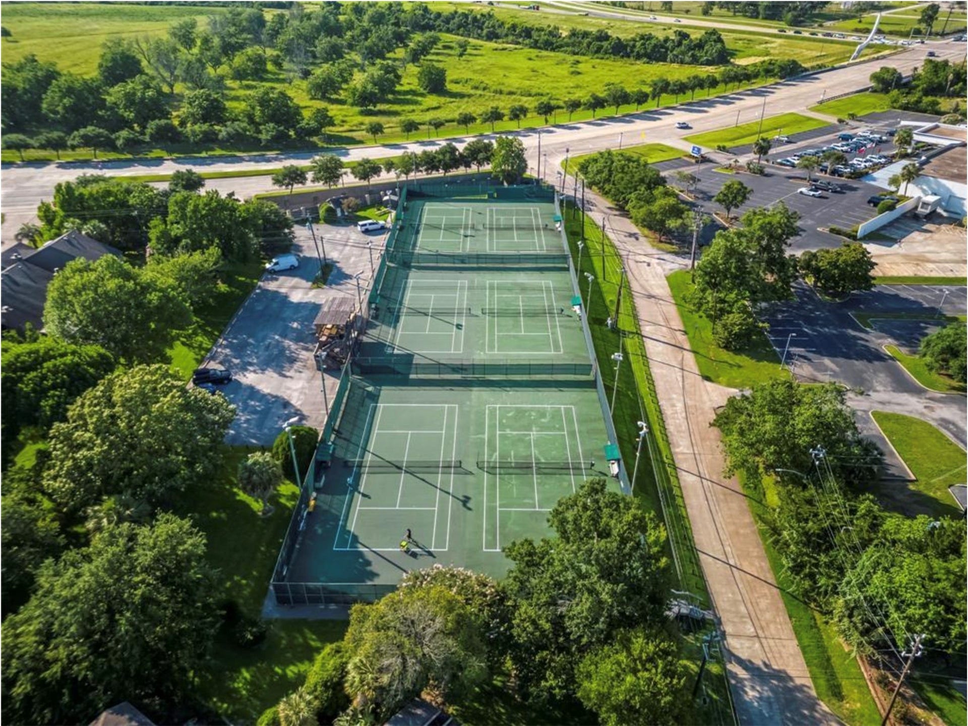 18217 Sandy Cove, Houston, TX 77058 Enjoy a quick game with your friends at the community tennis court!