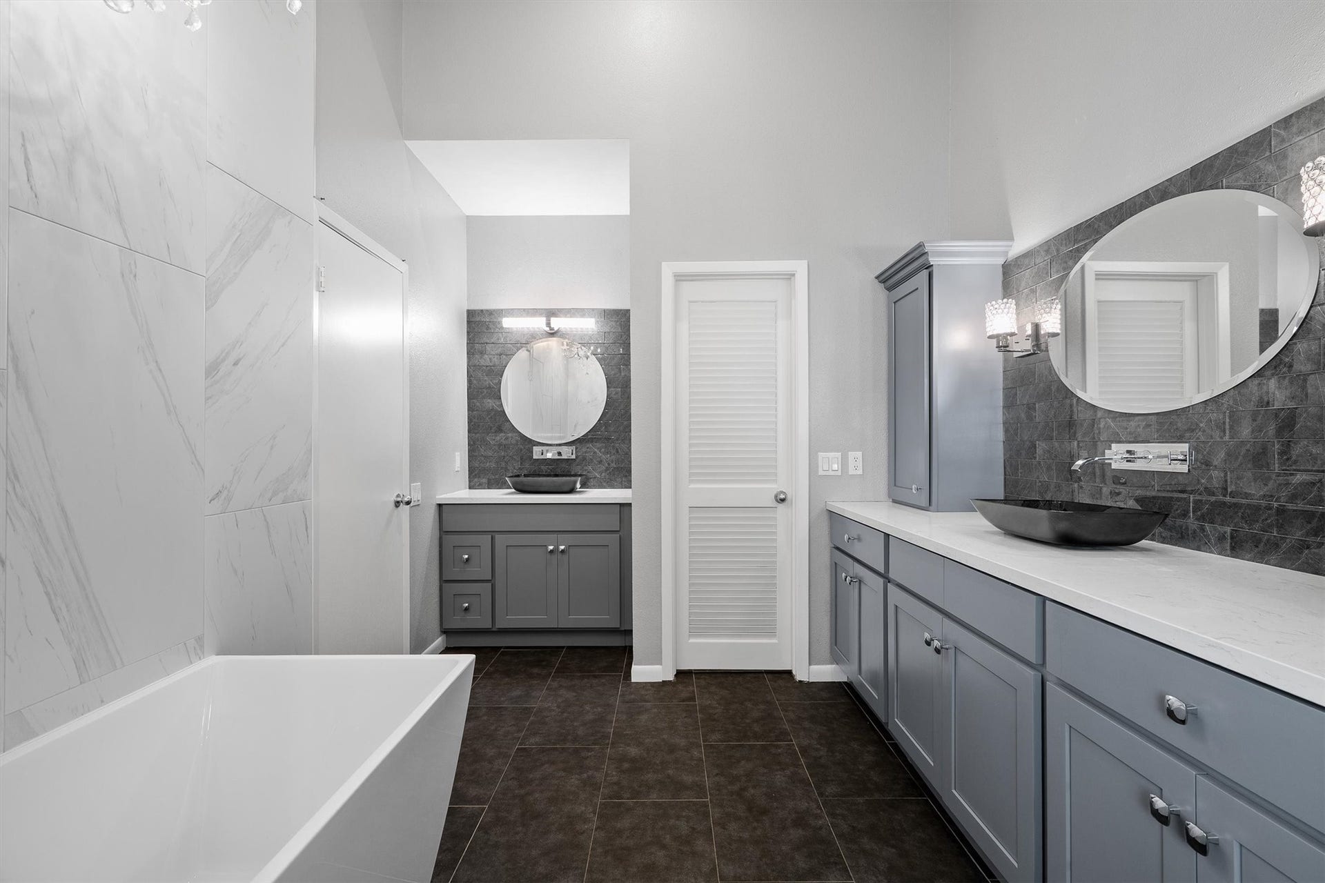 18217 Sandy Cove, Houston, TX 77058 Double vanity sink layout.