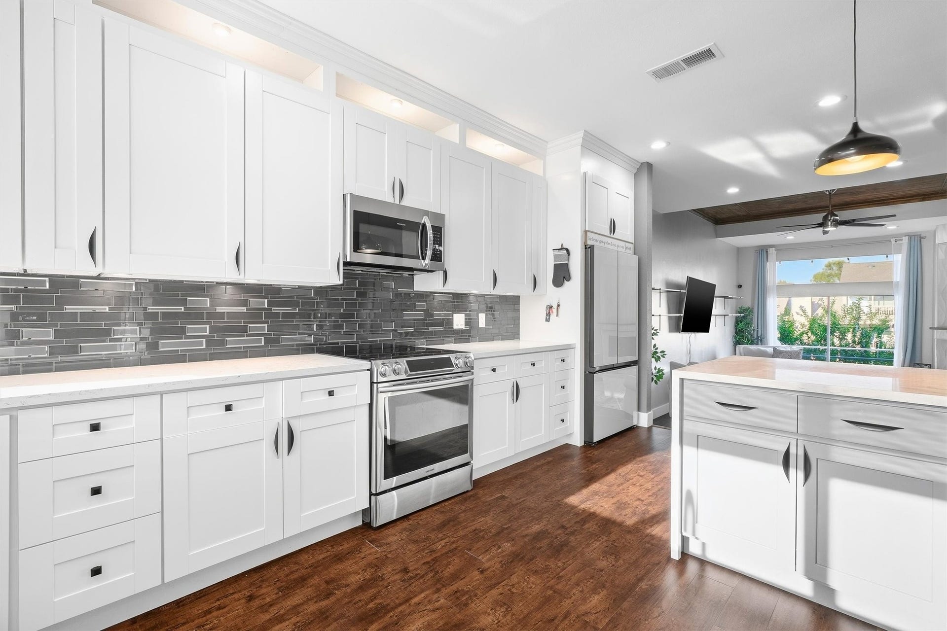 18217 Sandy Cove, Houston, TX 77058 Kitchen opens directly to living room.