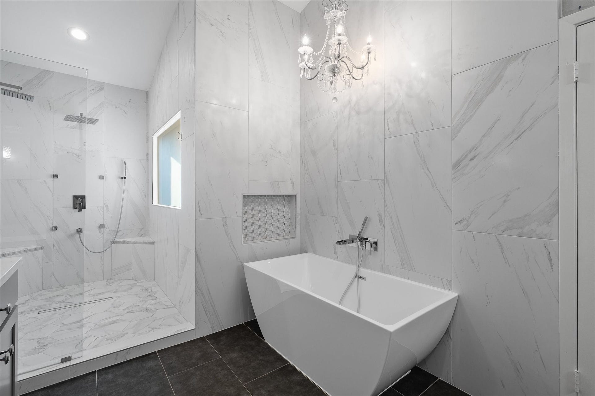 18217 Sandy Cove, Houston, TX 77058 Deep soaking tub designed for ultimate relaxation.