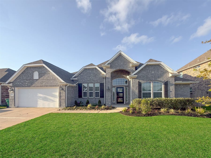 Property photo for 1524 N Blue Bonnet Lane, Angleton, TX