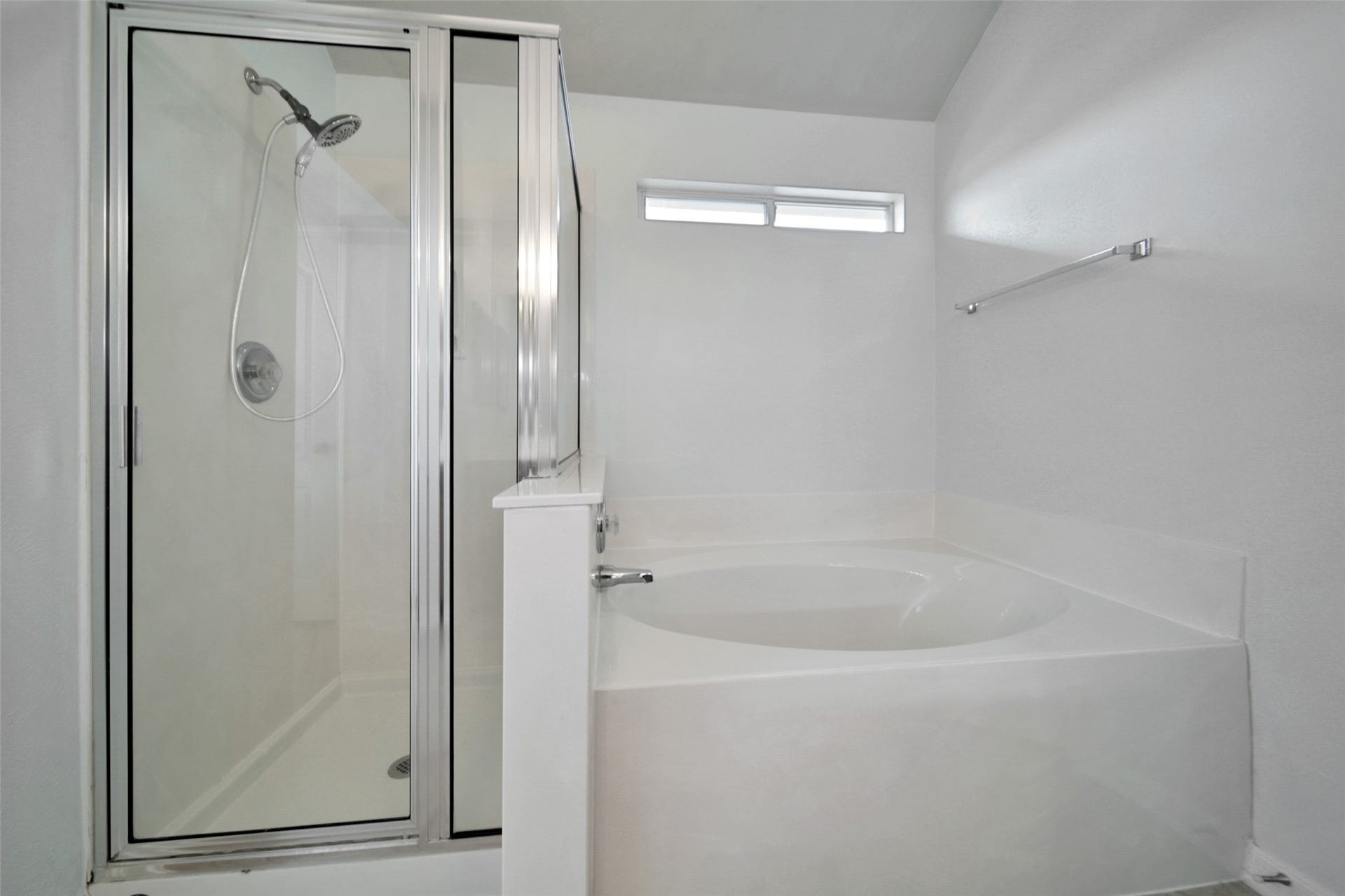 17247 Mitchell Pass Lane, Humble, TX 77346 Primary with soaker tub and separate shower.