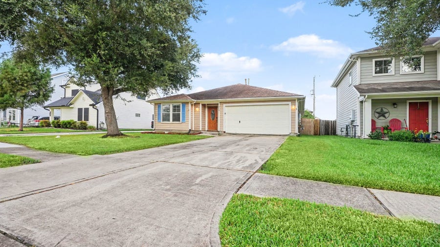 Property photo for 260 Rolling Brook Drive, Dickinson, TX