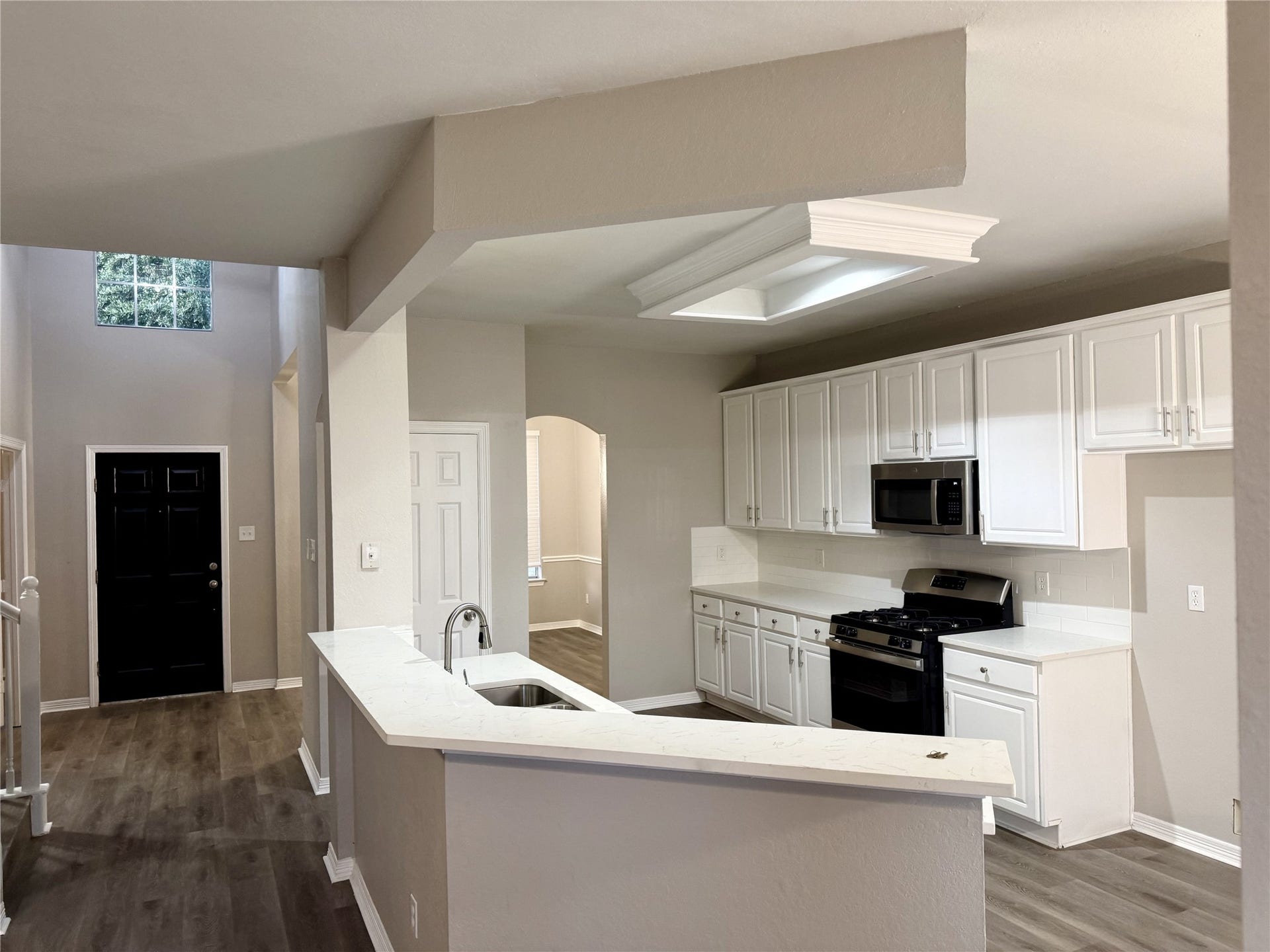 9526 Almeda Bend Court S, Houston, TX 77075 Kitchen with Gas Range & Mini-Breakfast Bar