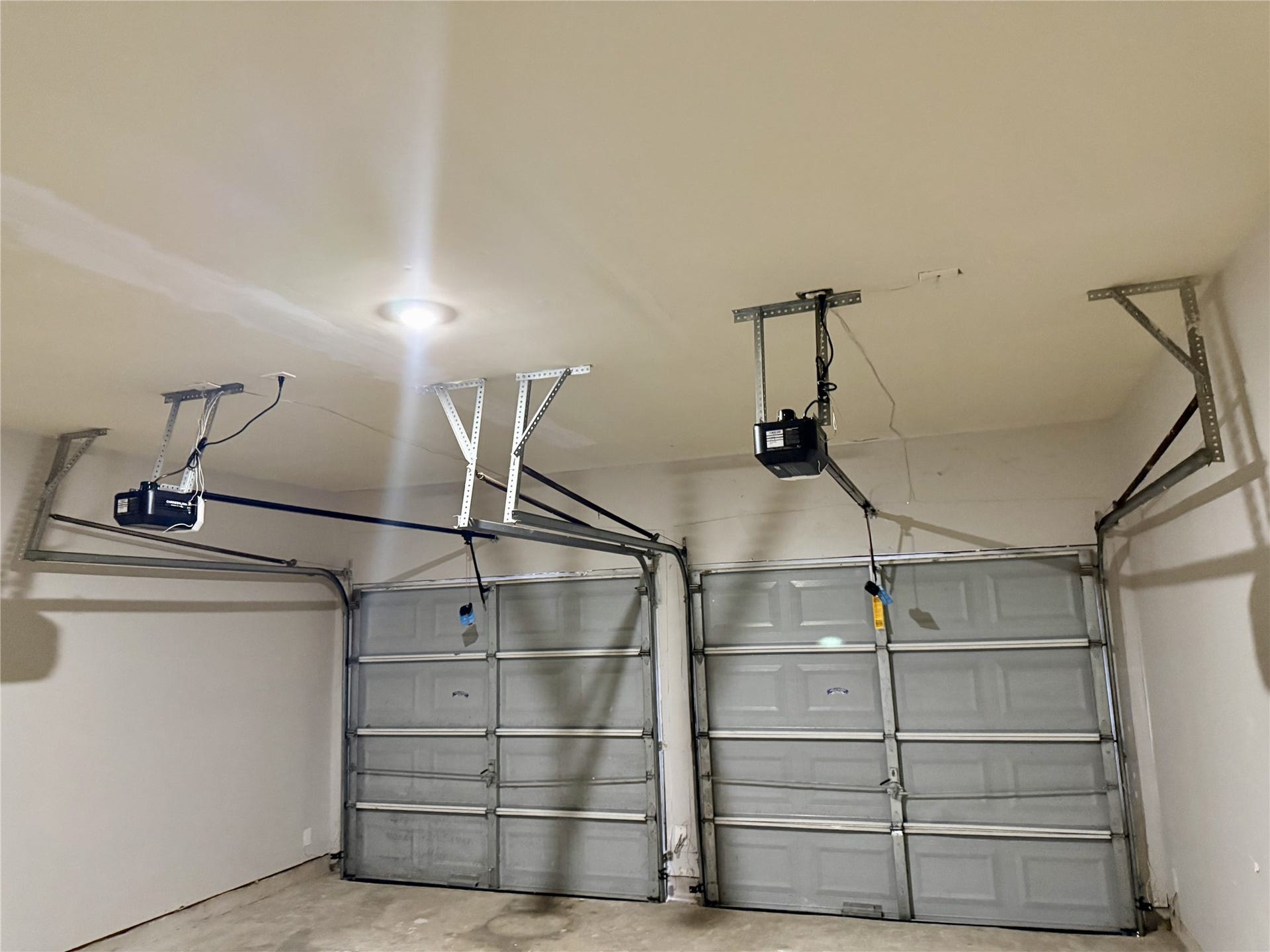 9526 Almeda Bend Court S, Houston, TX 77075 Interior Garage