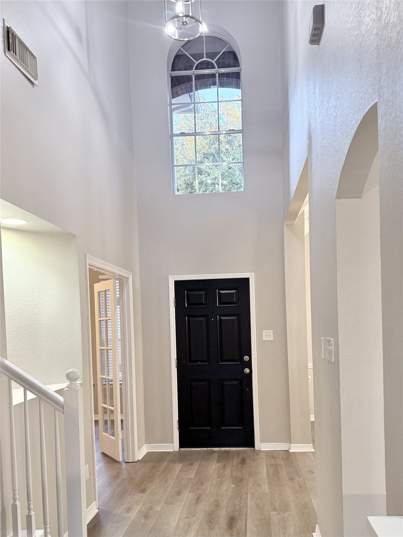 9526 Almeda Bend Court S, Houston, TX 77075 Gand Foyer with Art Nook