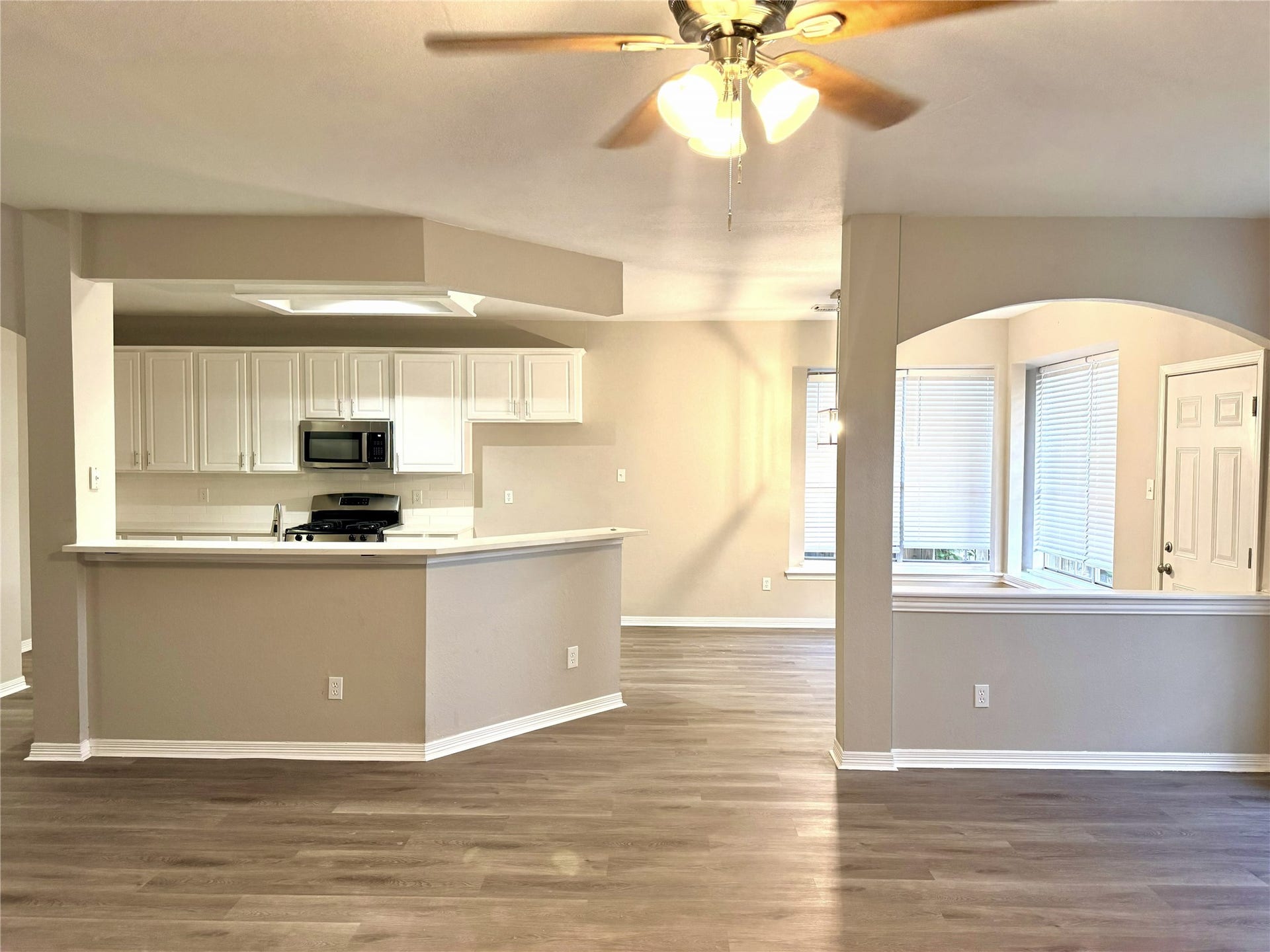 9526 Almeda Bend Court S, Houston, TX 77075 View of Kitchen & Breakfast nook from Family Room