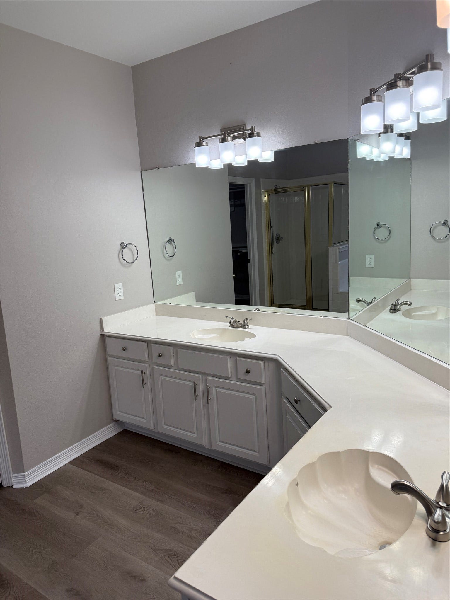 9526 Almeda Bend Court S, Houston, TX 77075 Dual vanities in Primary Bath