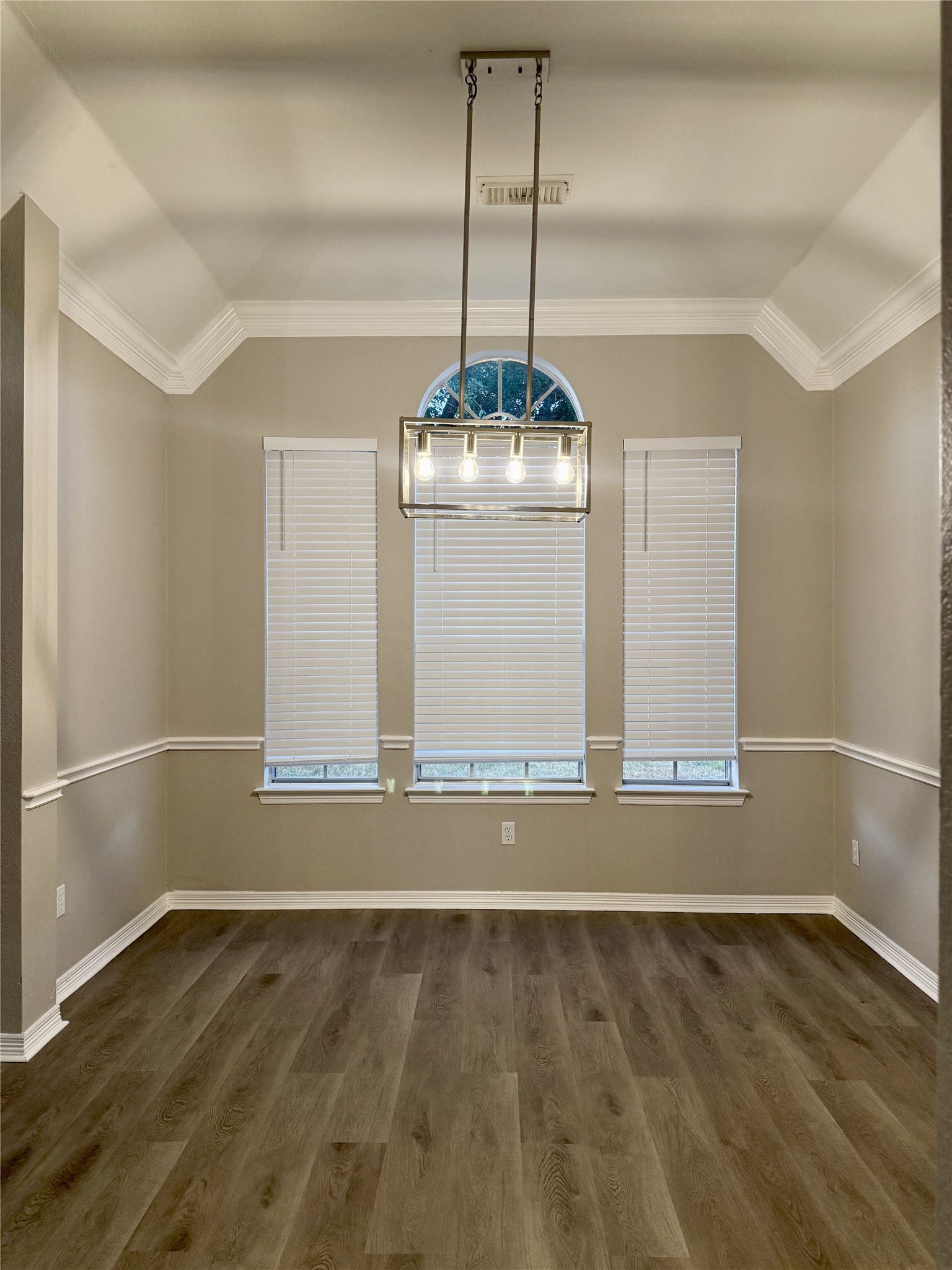 9526 Almeda Bend Court S, Houston, TX 77075 Gather in the Formal Dining