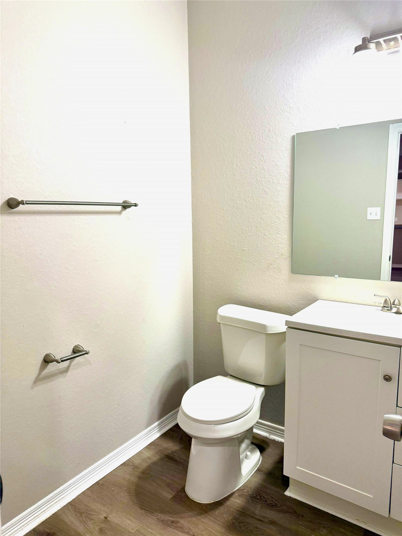 9526 Almeda Bend Court S, Houston, TX 77075 Powder Room