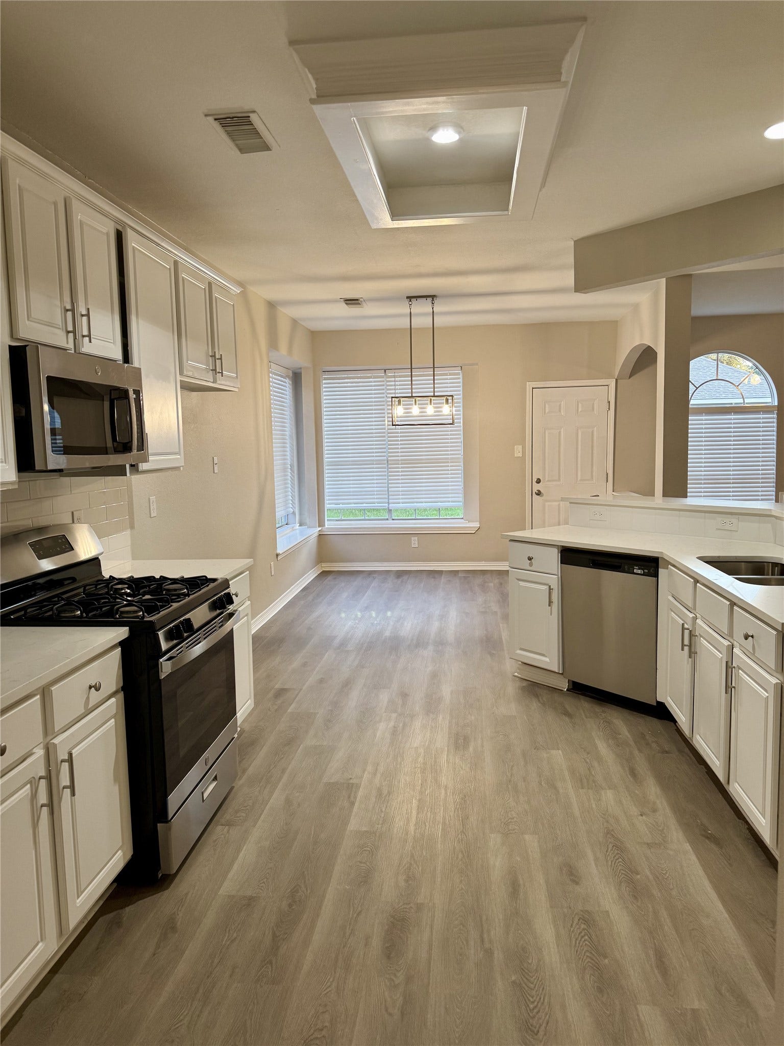 9526 Almeda Bend Court S, Houston, TX 77075 Kitchen looking into Breakfast Nook
