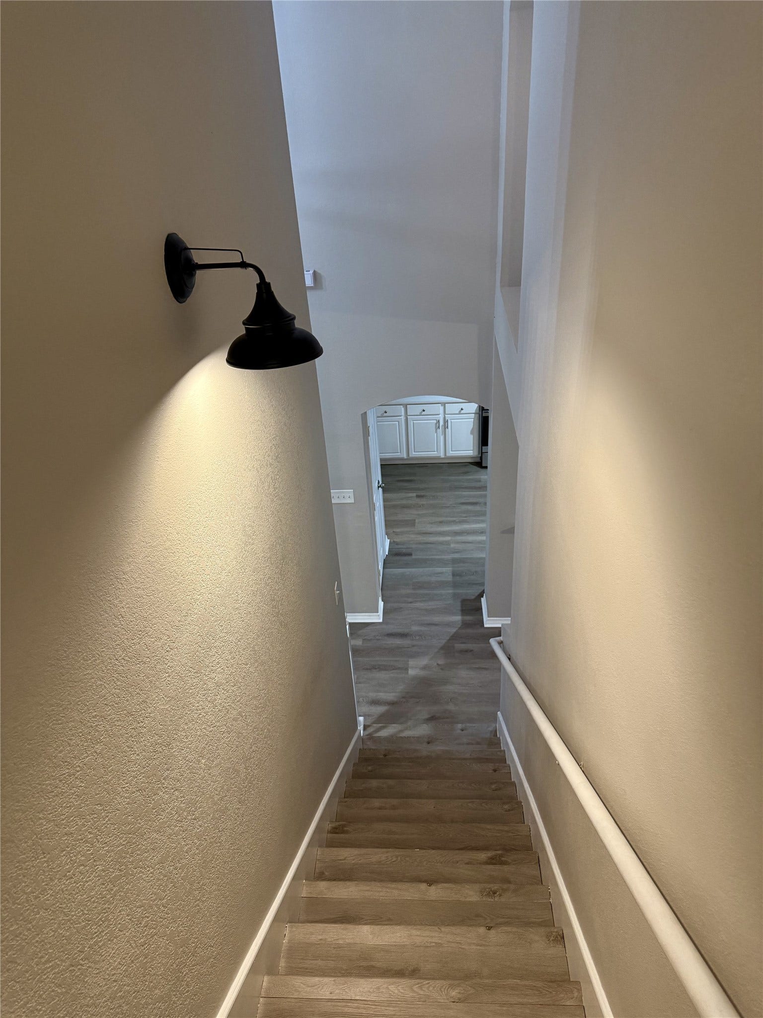 9526 Almeda Bend Court S, Houston, TX 77075 Lighted Tiled Stairwell