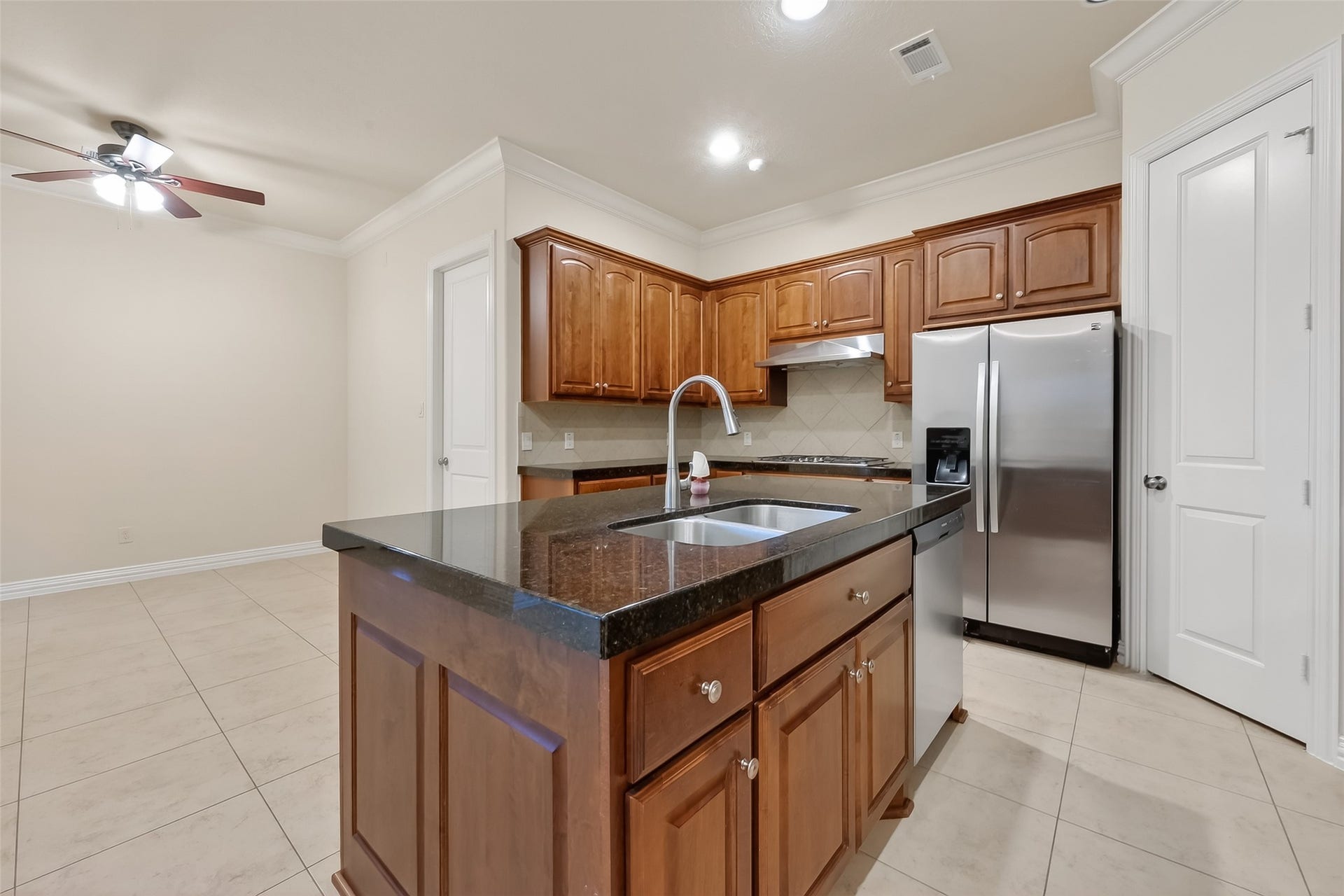 14447 KINGSTON COVE Lane, Houston, TX 77077 Kitchen opens to the breakfast room