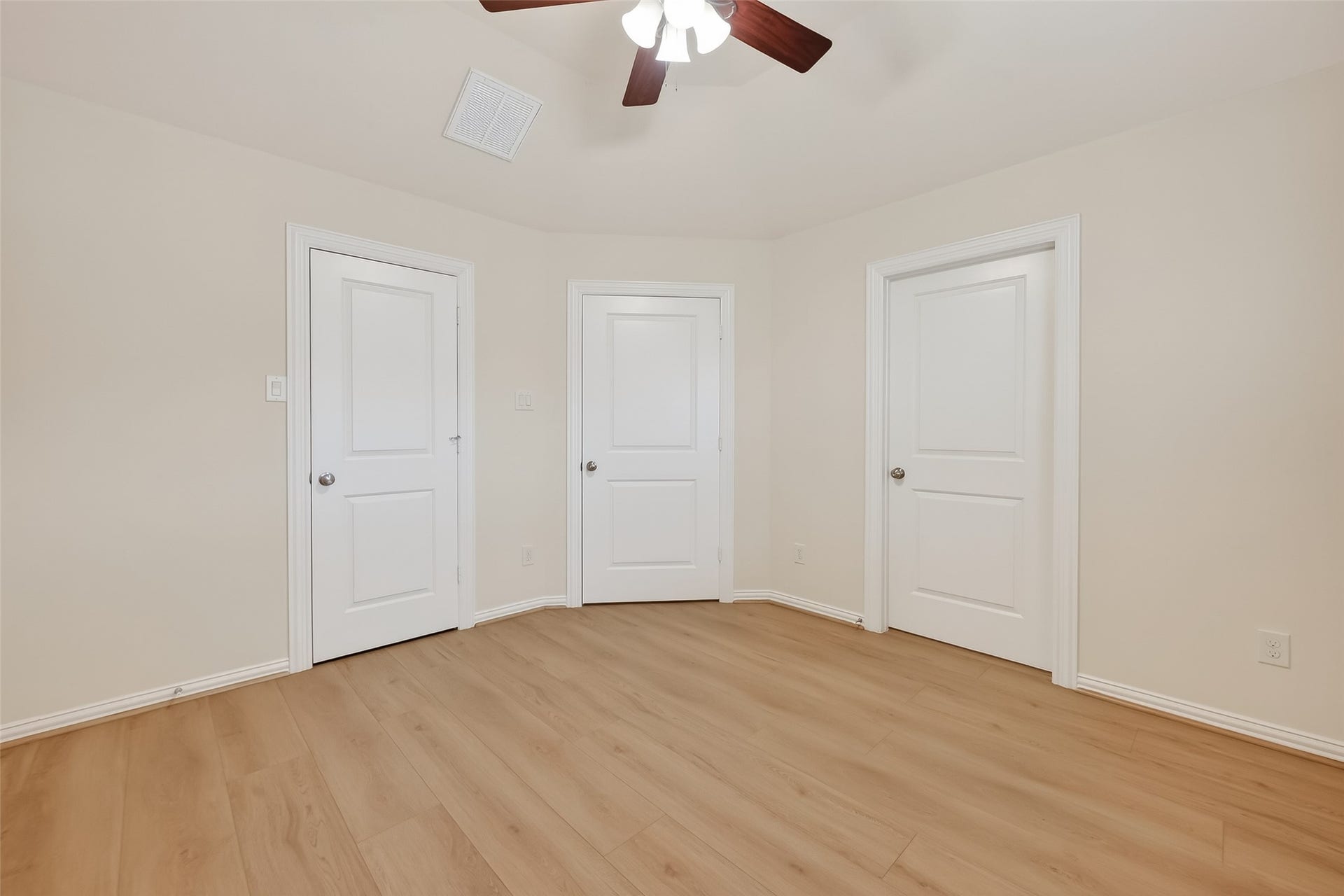 14447 KINGSTON COVE Lane, Houston, TX 77077 Secondary Bedroom offers vinyl wood flooring a walk in closet and access to the share bathroom.