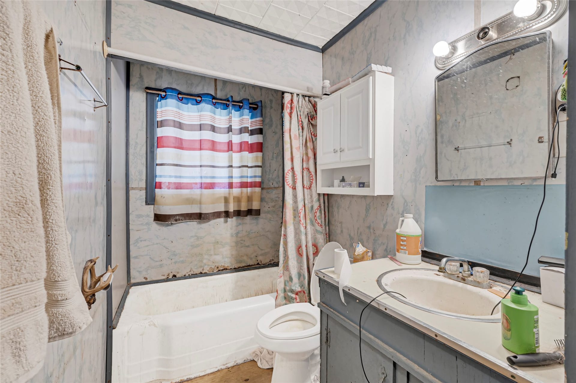 121 Patterson Road, #CR814, Brazoria, TX 77422 Cozy bathroom with vintage charm, featuring a tub-shower combo and ample cabinet storage for your essentials.