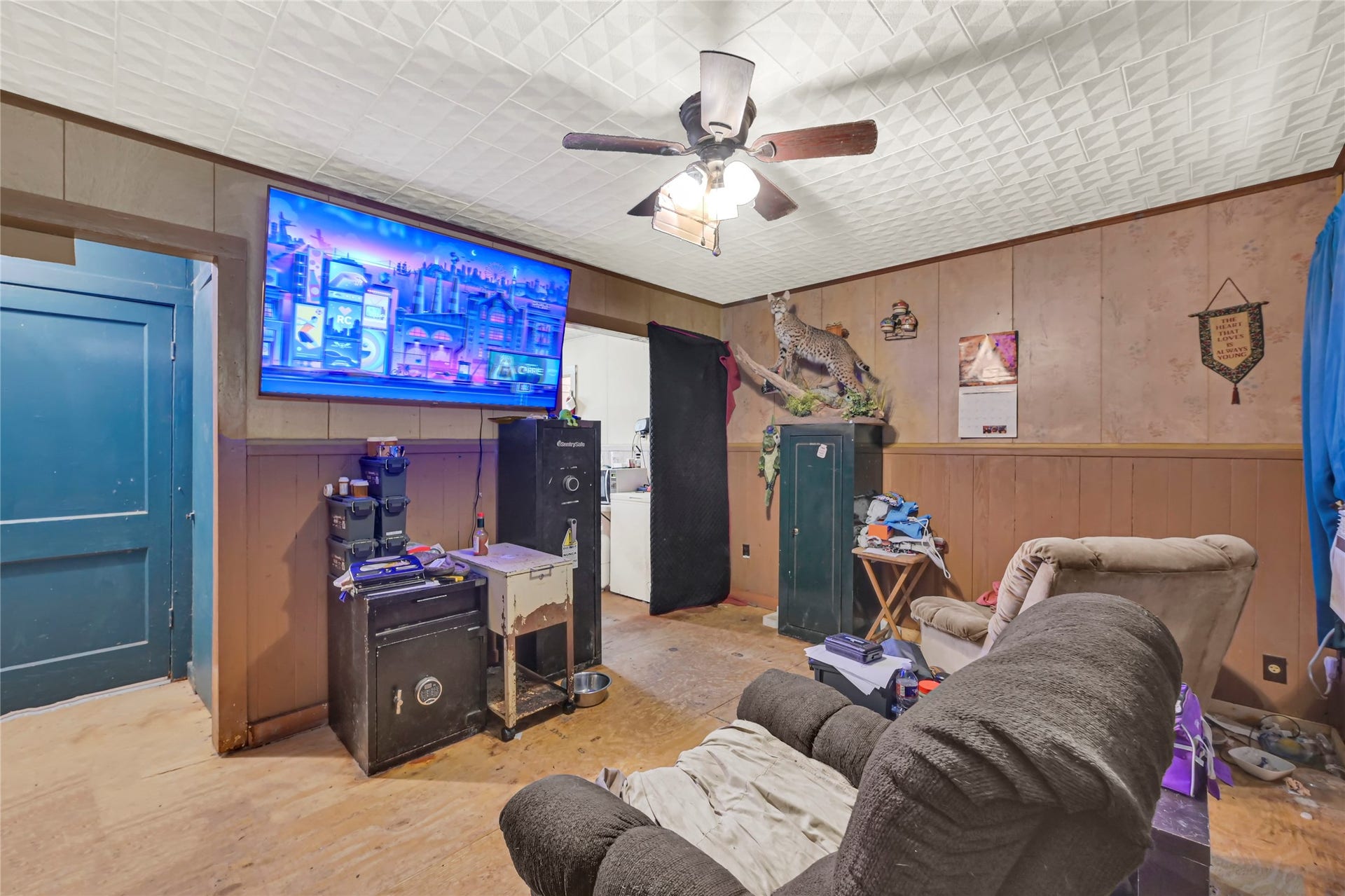 121 Patterson Road, #CR814, Brazoria, TX 77422 Cozy entertainment room featuring a mounted TV, comfortable seating, and wood panel walls, perfect for relaxing or gaming.