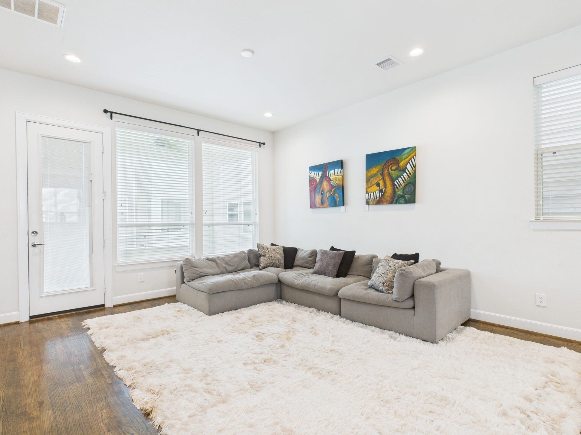2761 Clinton Drive, Houston, TX 77020 Living room