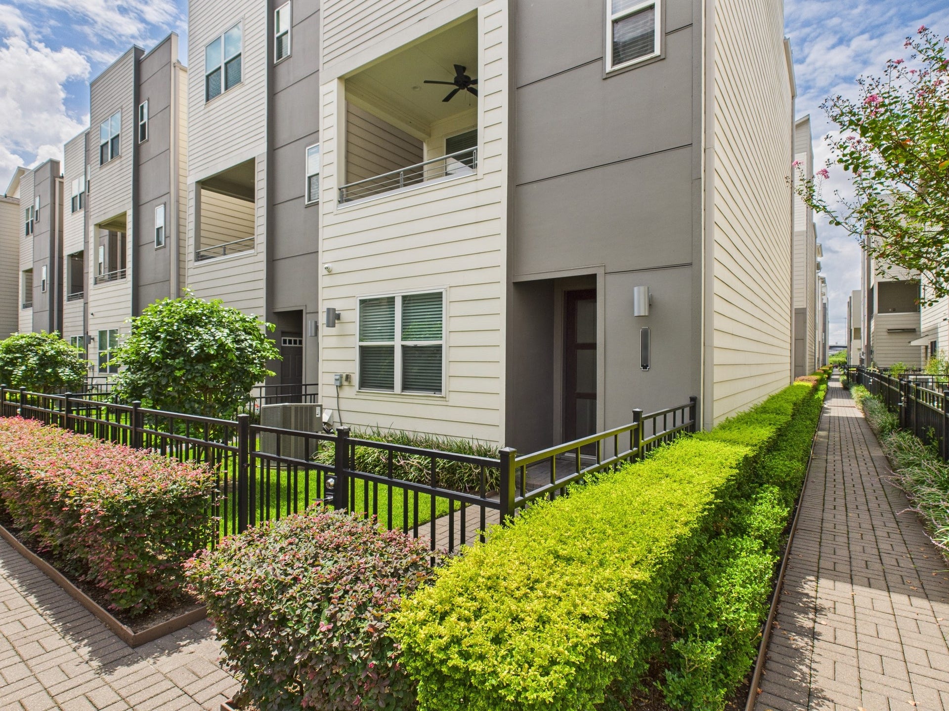 2761 Clinton Drive, Houston, TX 77020 2761 Clinton Drive, Houston, TX 77020