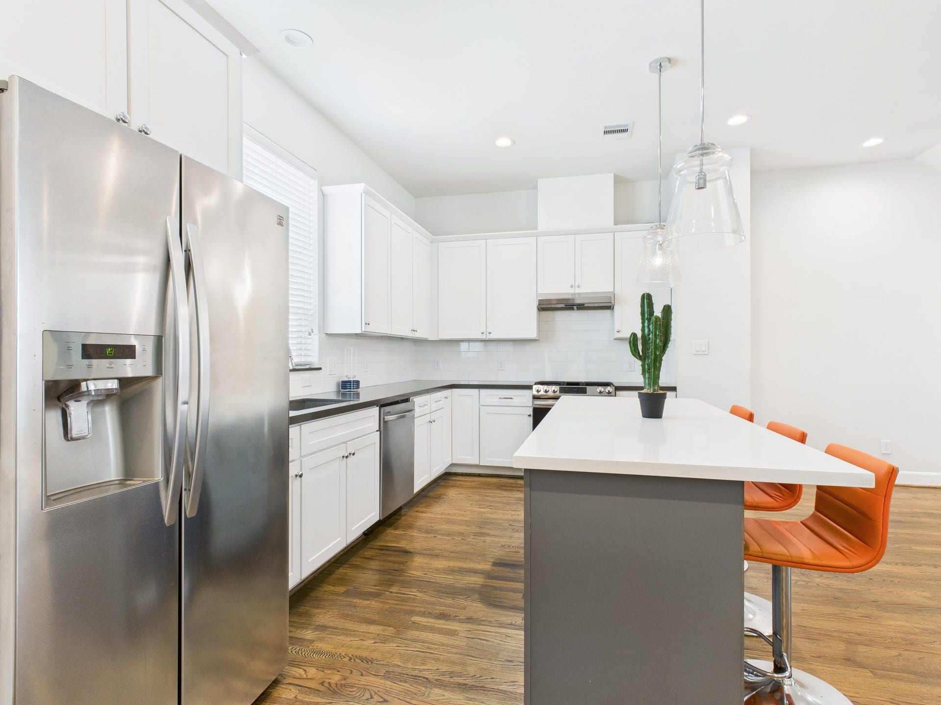 2761 Clinton Drive, Houston, TX 77020 Spacious and bright kitchen