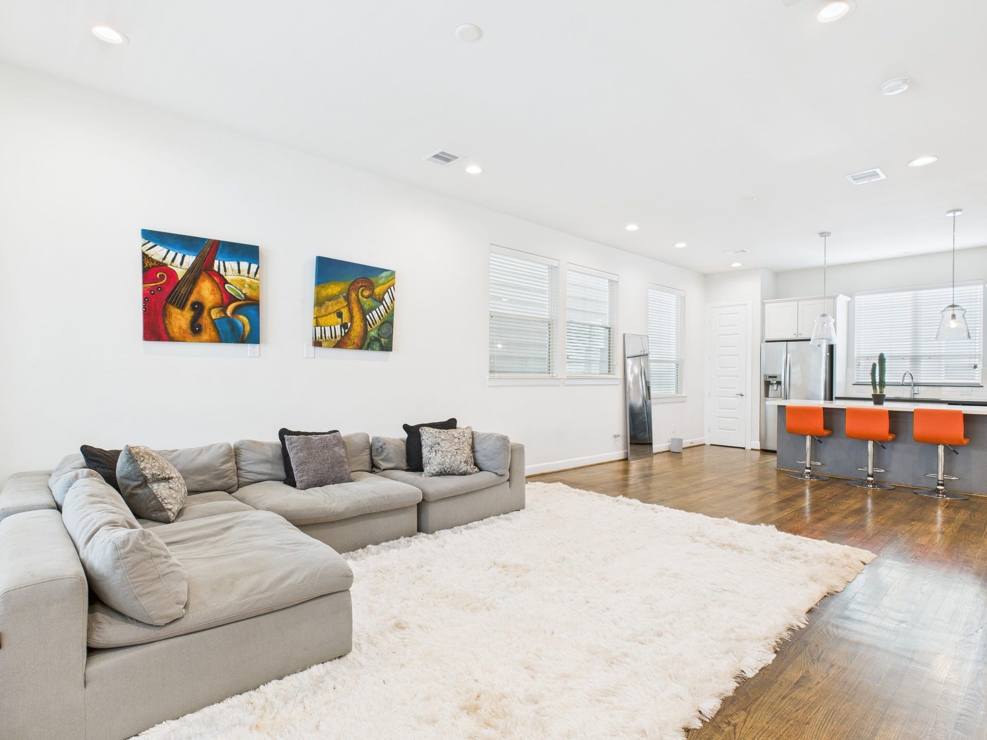 2761 Clinton Drive, Houston, TX 77020 Large airy living room