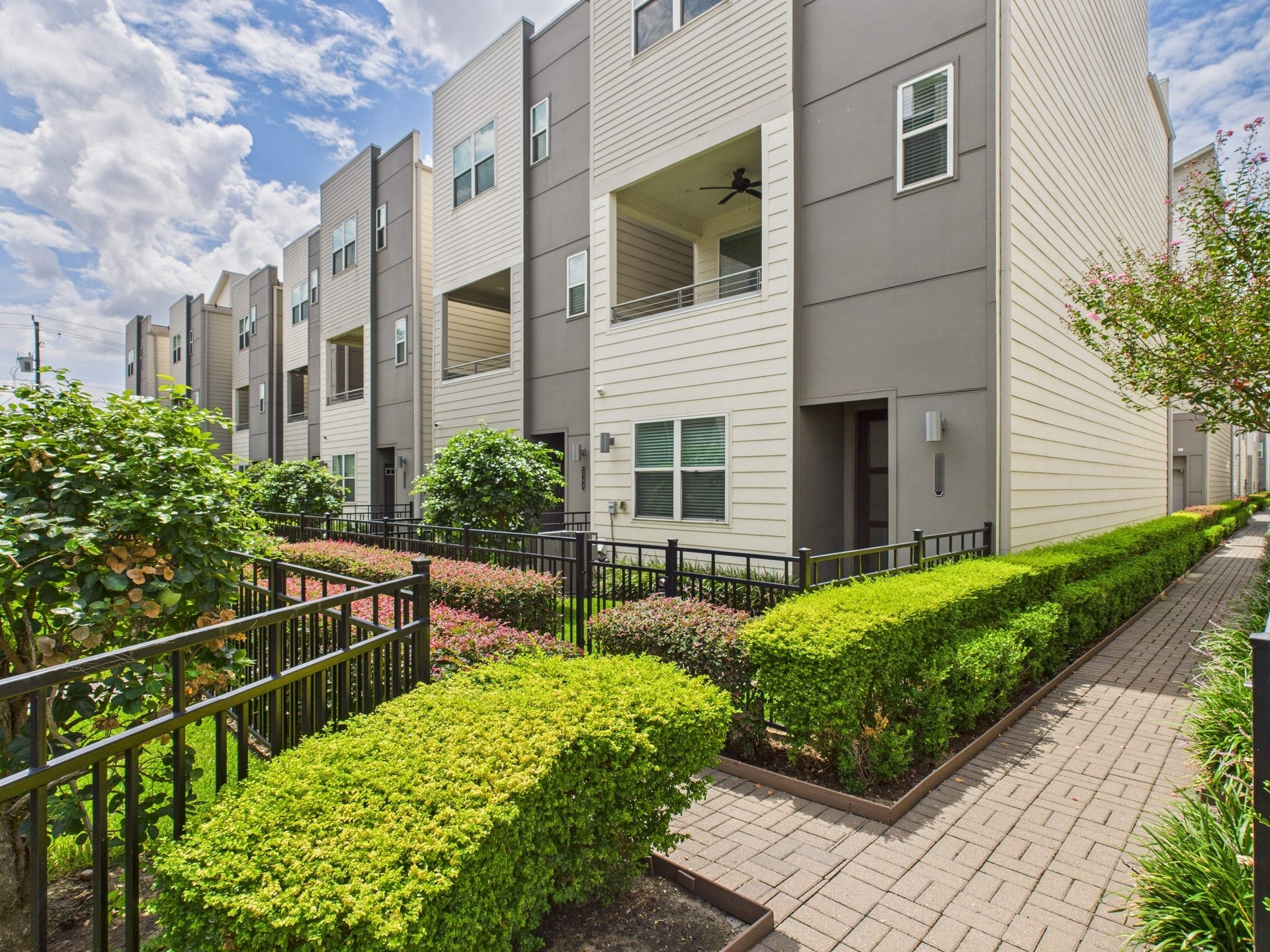2761 Clinton Drive, Houston, TX 77020 Welcome to 2761 Clinton Dr