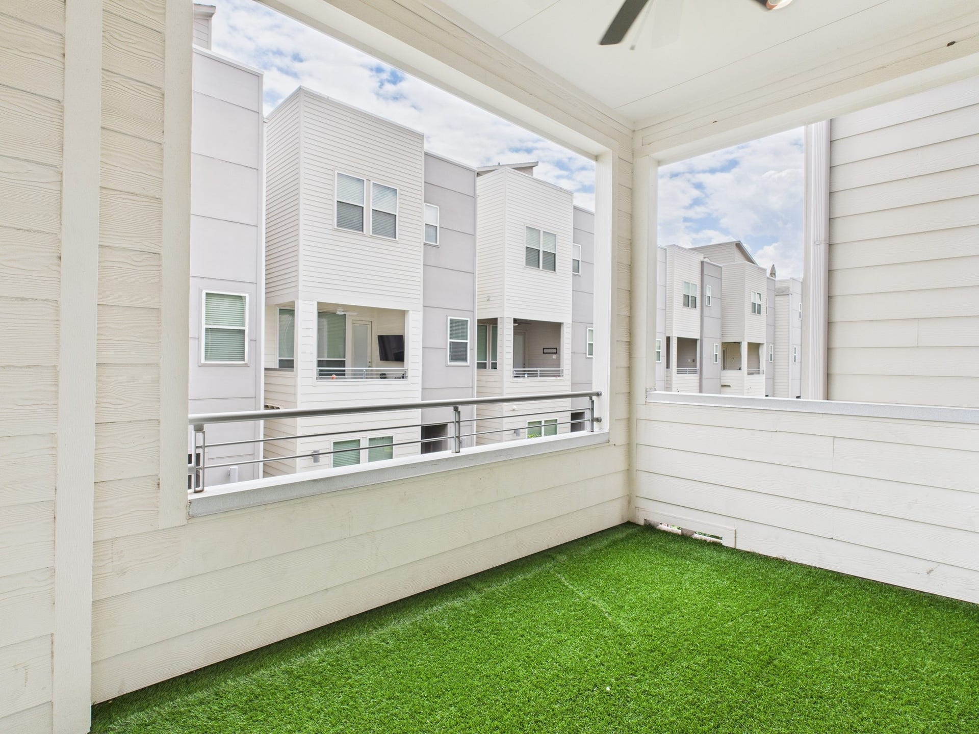 2761 Clinton Drive, Houston, TX 77020 Spacious balcony off the living room