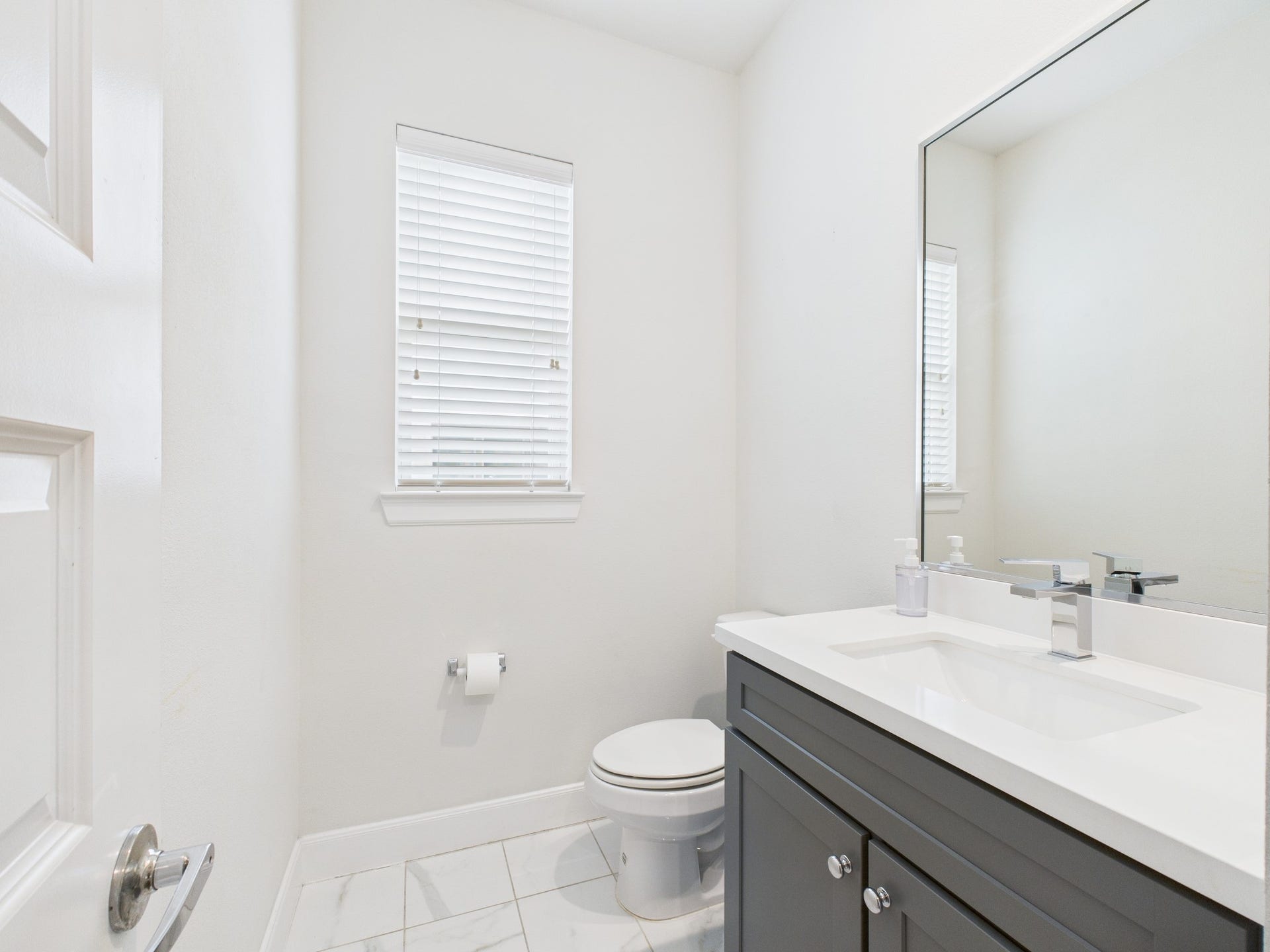 2761 Clinton Drive, Houston, TX 77020 Half bath on second floor