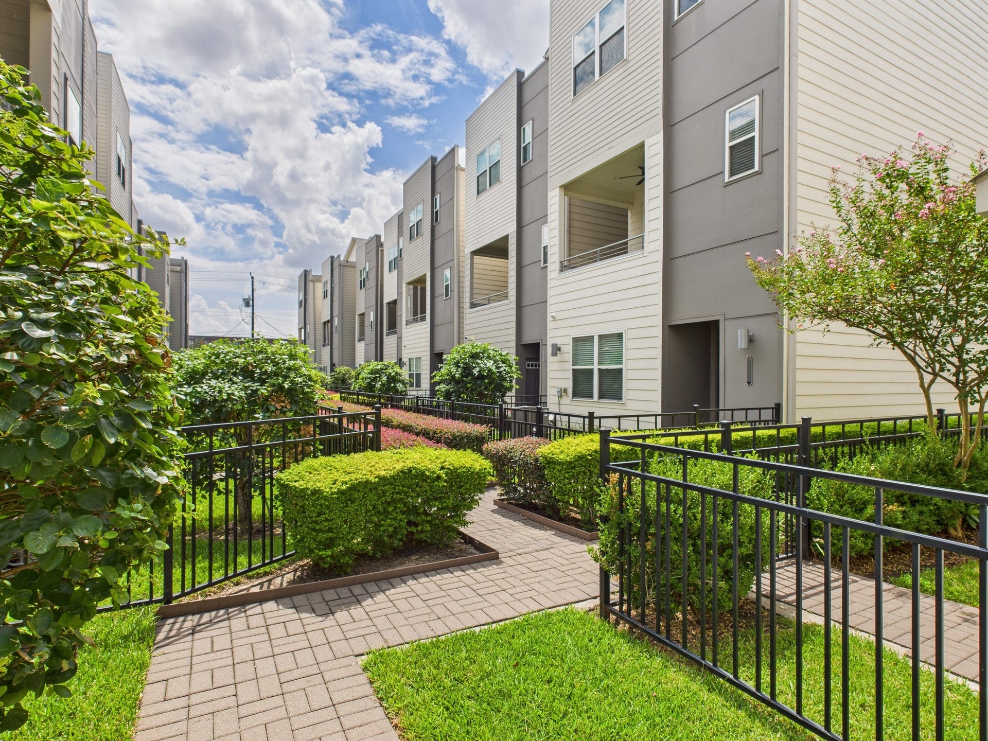2761 Clinton Drive, Houston, TX 77020 2761 Clinton Drive, Houston, TX 77020