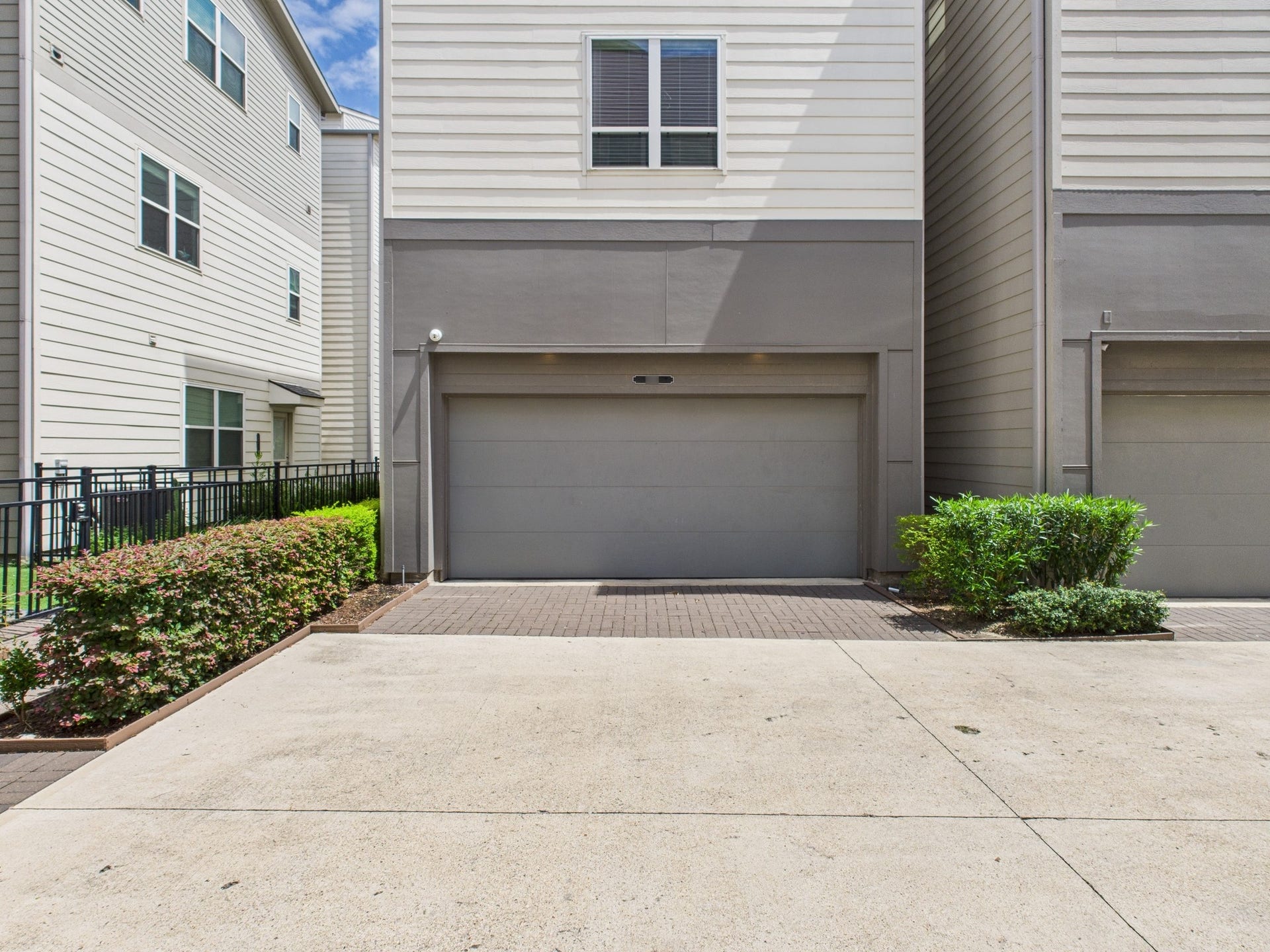 2761 Clinton Drive, Houston, TX 77020 Attached 2 car garage