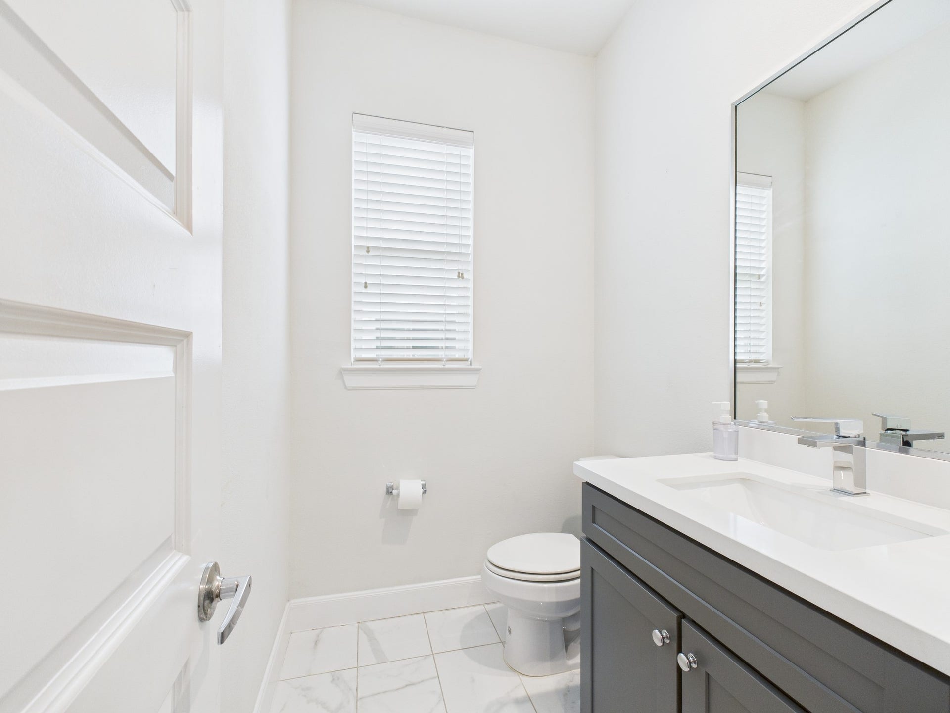 2761 Clinton Drive, Houston, TX 77020 Half bath on second floor