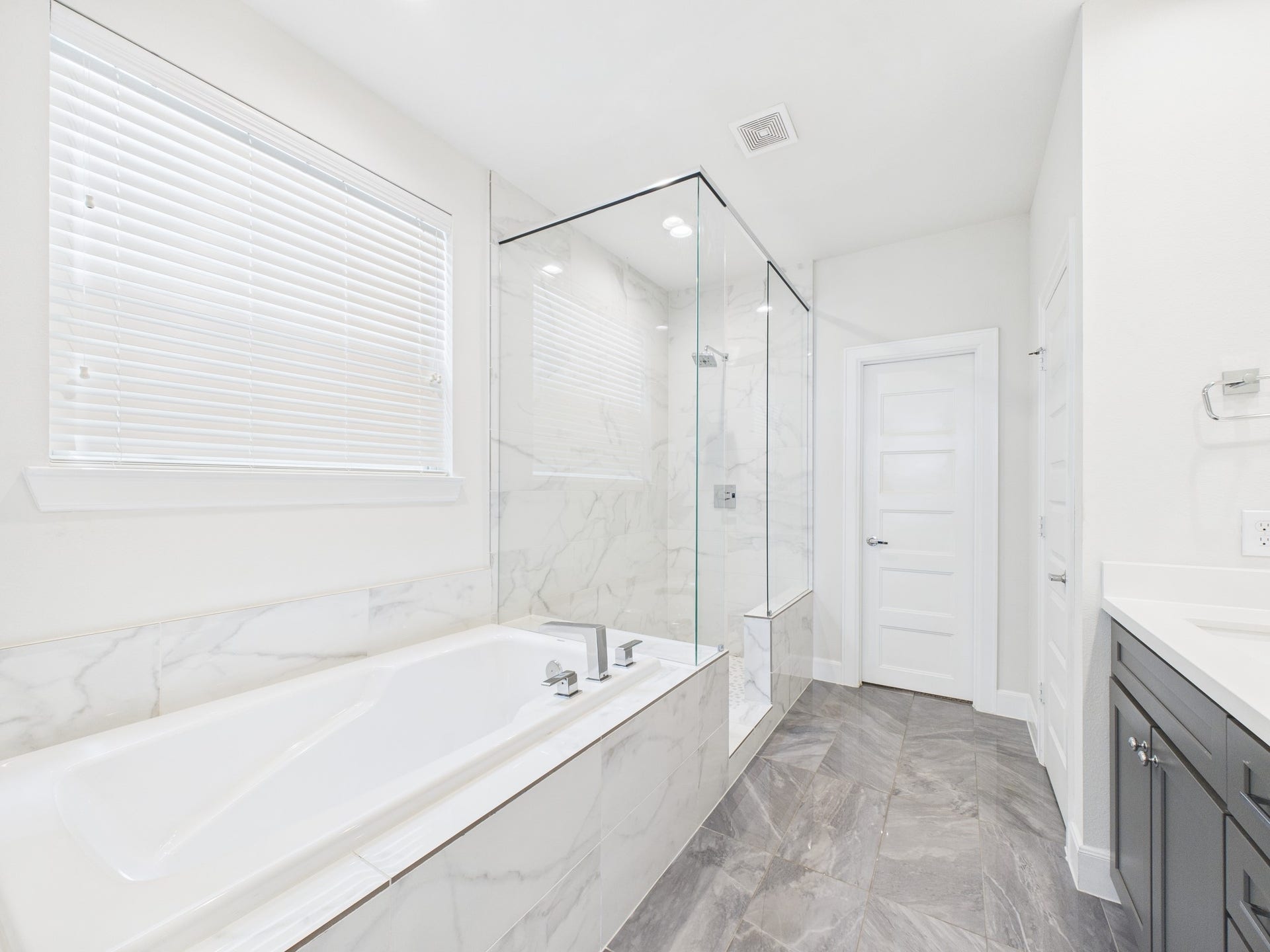 2761 Clinton Drive, Houston, TX 77020 Large soaking tub
