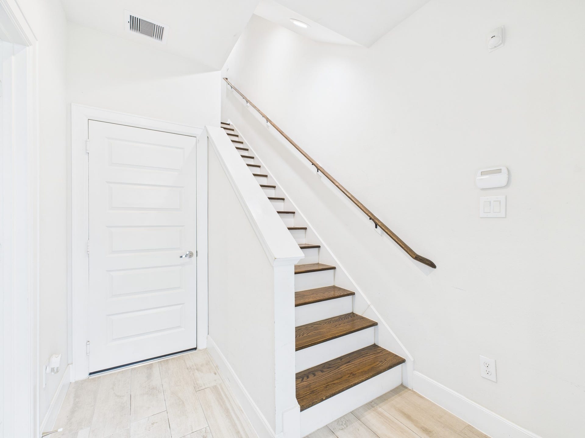 2761 Clinton Drive, Houston, TX 77020 First floor entrance