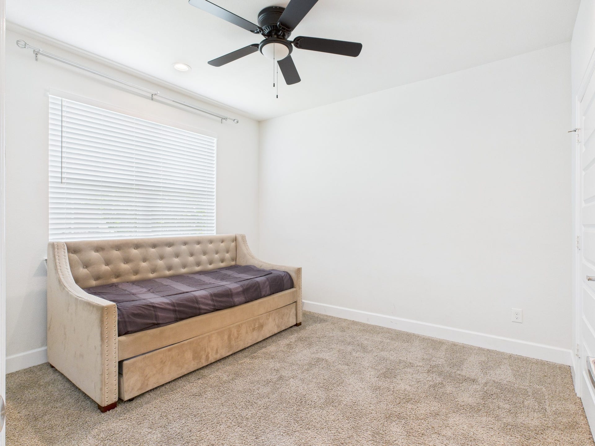 2761 Clinton Drive, Houston, TX 77020 Secondary bedroom (1st floor)
