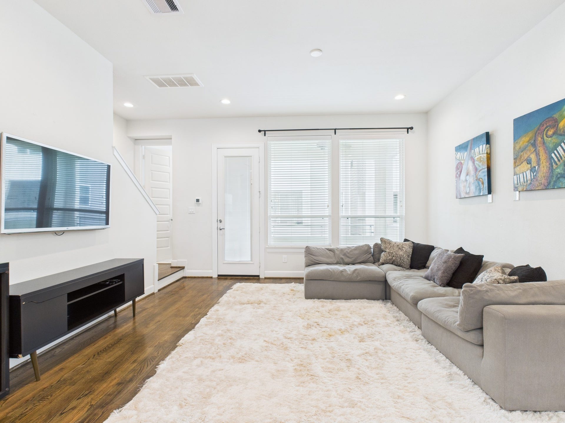 2761 Clinton Drive, Houston, TX 77020 Living room