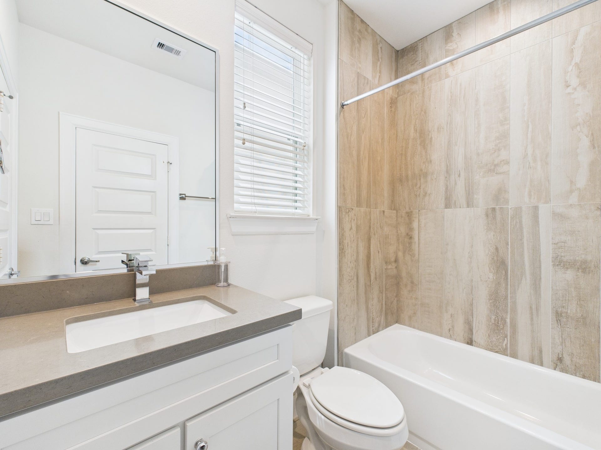 2761 Clinton Drive, Houston, TX 77020 En suite bathroom