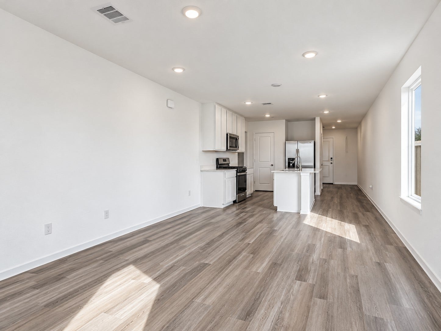The home offers an open floorplan.
Ideal for entertaining family and
friends.