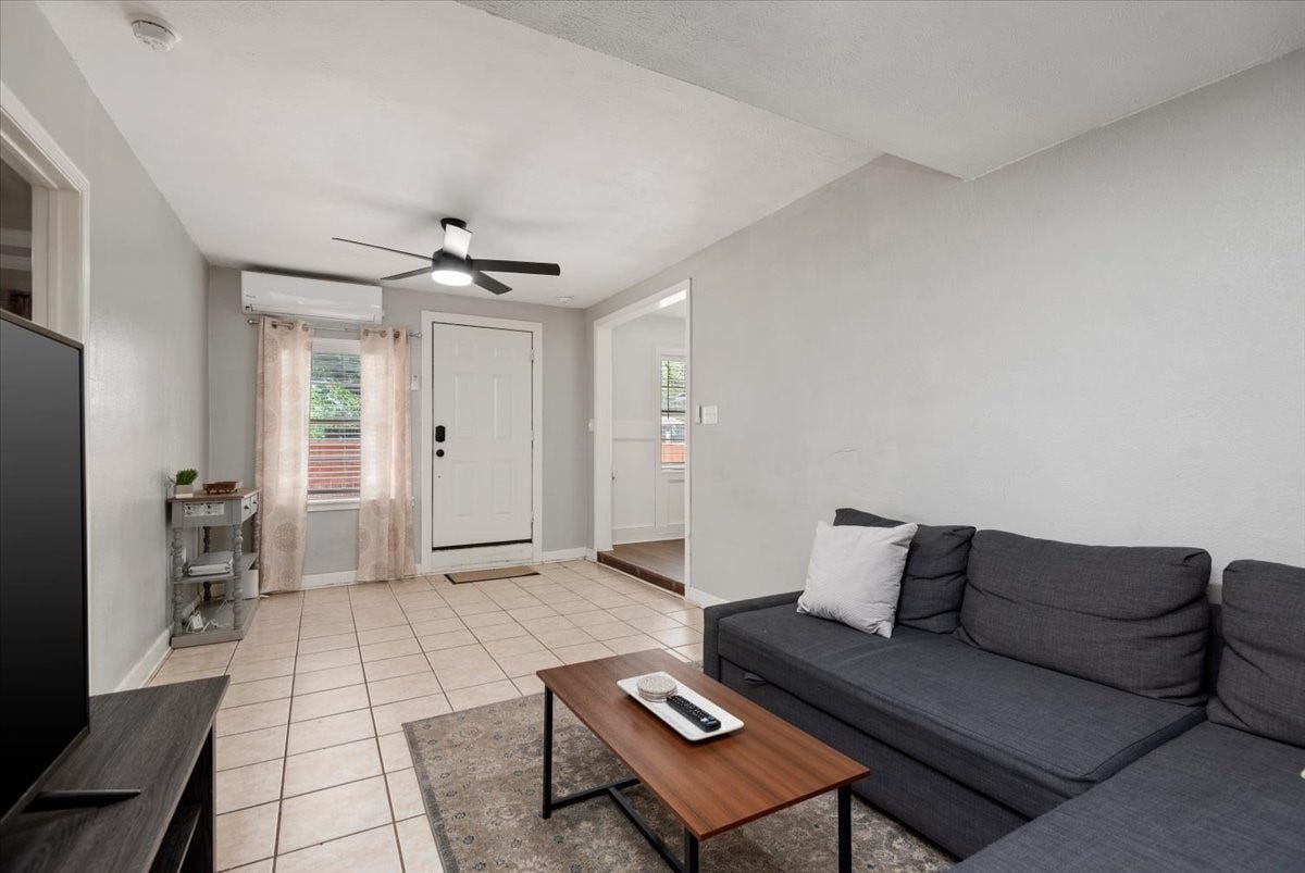 215 Caplin Street, Houston, TX 77022 Downstairs unit living area with an open, flexible layout.