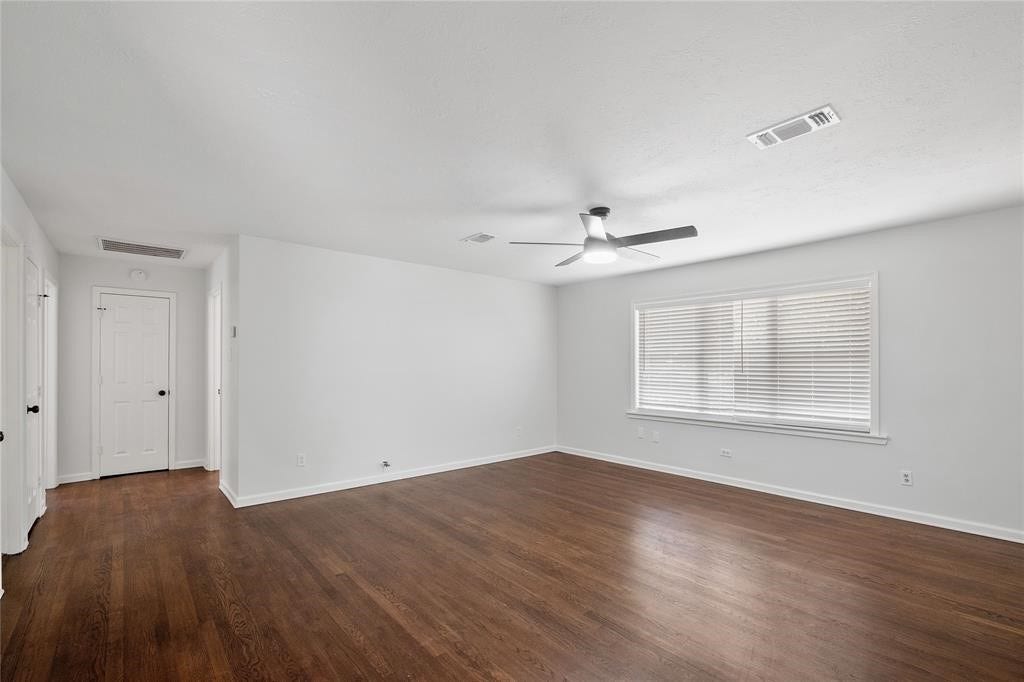 215 Caplin Street, Houston, TX 77022 View of the upstairs unit, featuring neutral finishes throughout.