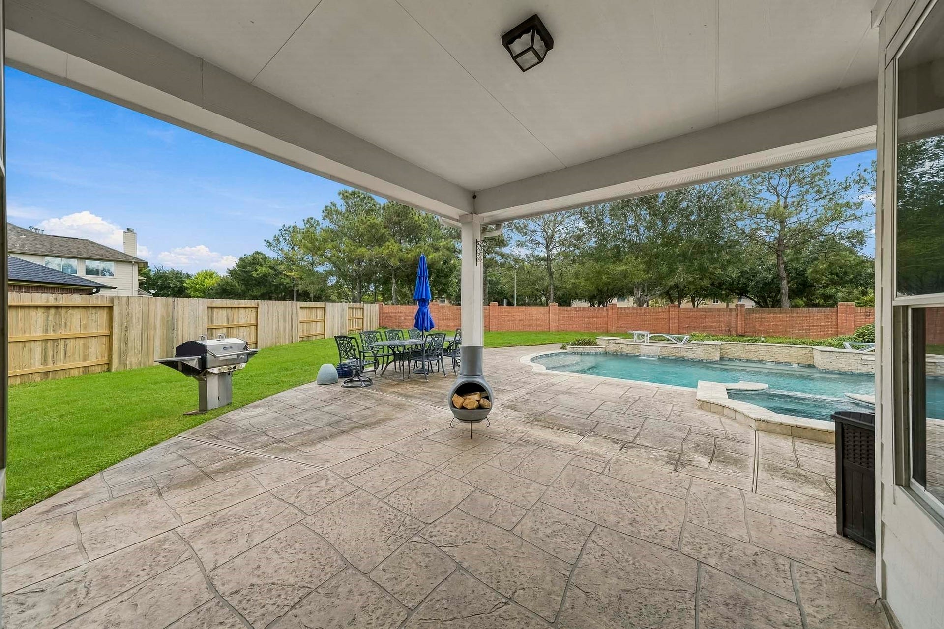5507 Sandy Trace Court, Katy, TX 77494 Step outside to the expansive covered patio, where generous proportions provide ample room for outdoor dining, comfortable seating, and entertaining. Overlooking the sparkling pool and spa, this wonderful extension of the home offers a shaded retreat for enjoying the backyard throughout the year.