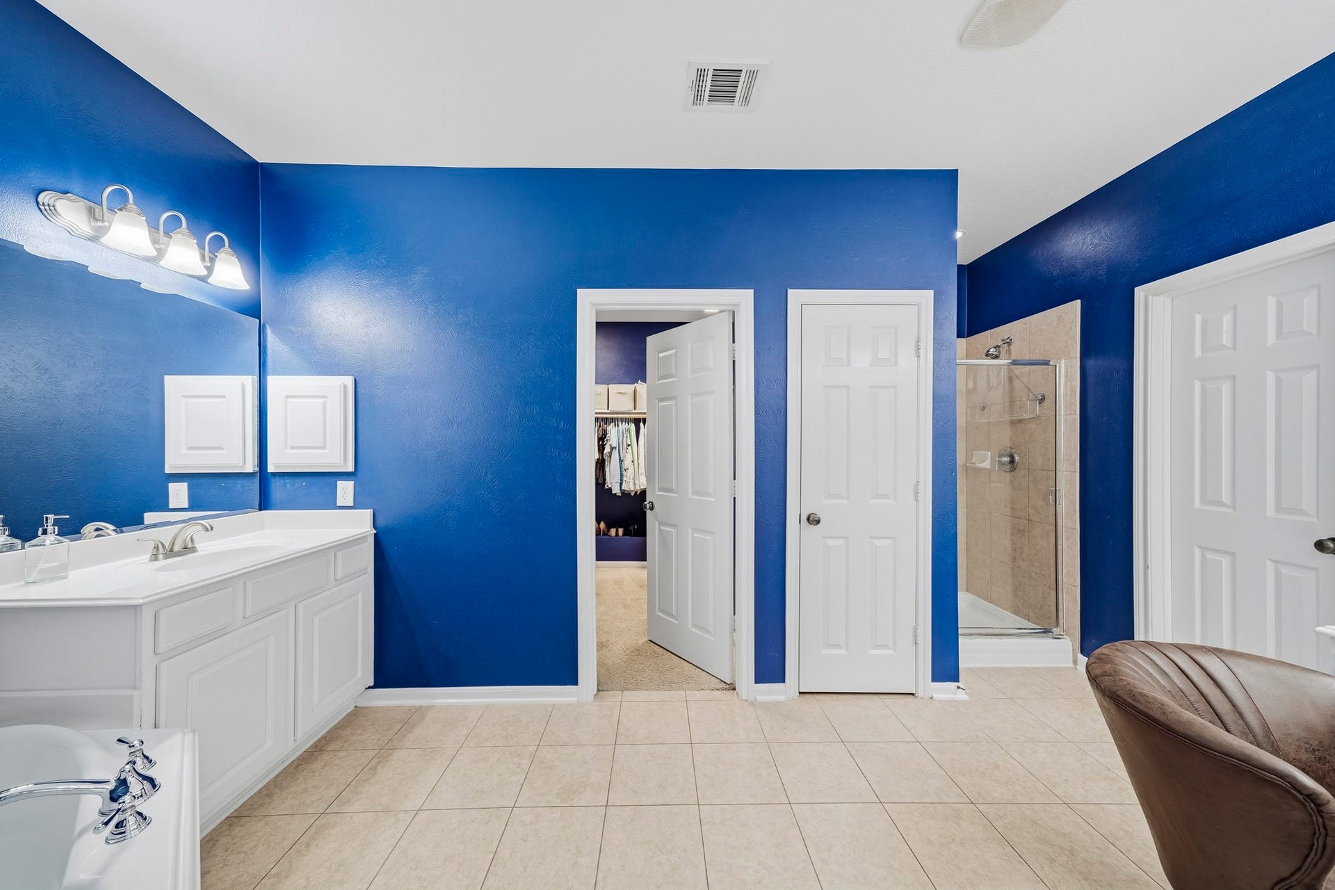 5507 Sandy Trace Court, Katy, TX 77494 The spacious primary bathroom offers a relaxing escape with dual vanities, generous countertop space, a soaking tub, and a separate shower. Neutral tile flooring and a thoughtful arrangement of fixtures provide both functionality and comfort.
