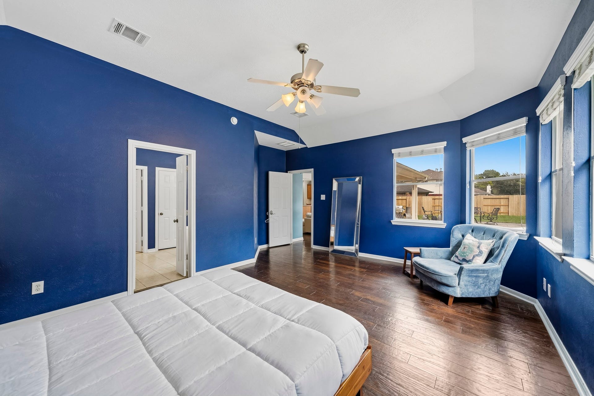 5507 Sandy Trace Court, Katy, TX 77494 Another look at the impressive primary bedroom reveals its expansive layout, rich wood flooring, and large windows overlooking the backyard. With plenty of space to relax and unwind, this inviting suite provides a wonderful balance of comfort and privacy.