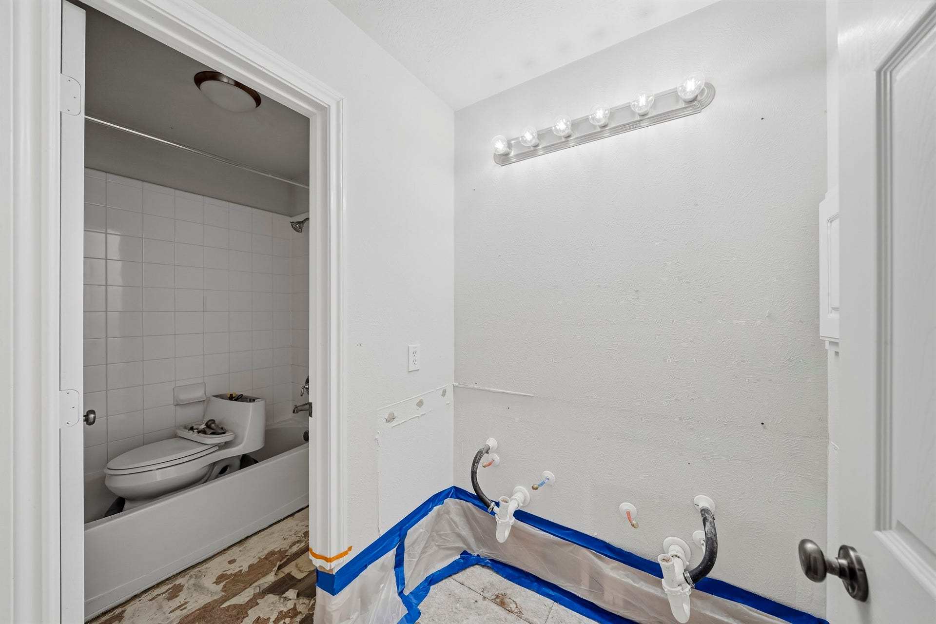 5507 Sandy Trace Court, Katy, TX 77494 The upstairs secondary bathroom offers a wonderful opportunity to bring your own design vision to life! With some repairs and a little renovation, this space is ready to be transformed with your personal style and finishing touches.