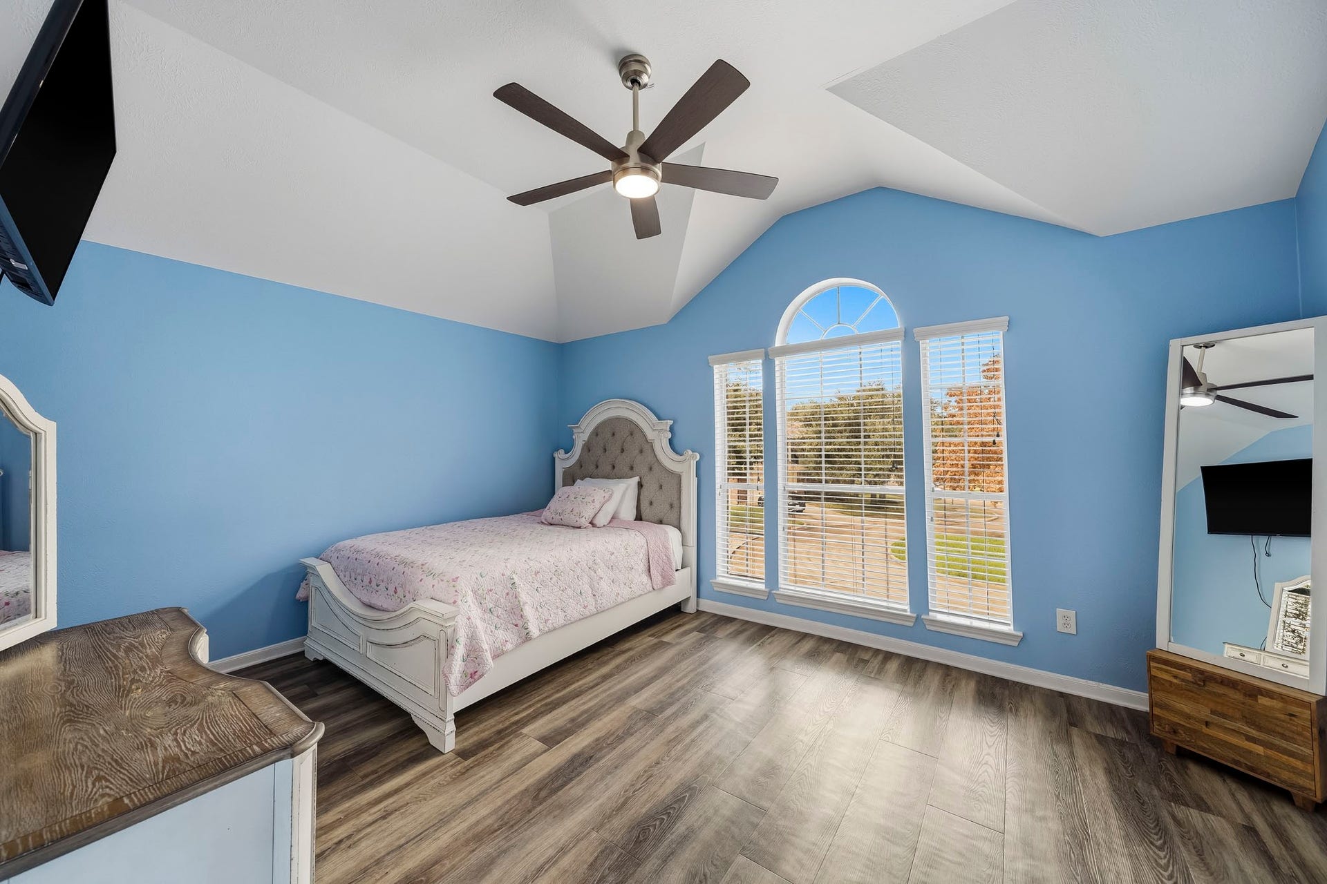 5507 Sandy Trace Court, Katy, TX 77494 The spacious fourth bedroom offers an attractive vaulted ceiling, a large arched window, and beautiful wood-look flooring. Generous dimensions provide room for bedroom furniture and a sitting or study area, while a walk-in closet offers excellent storage.