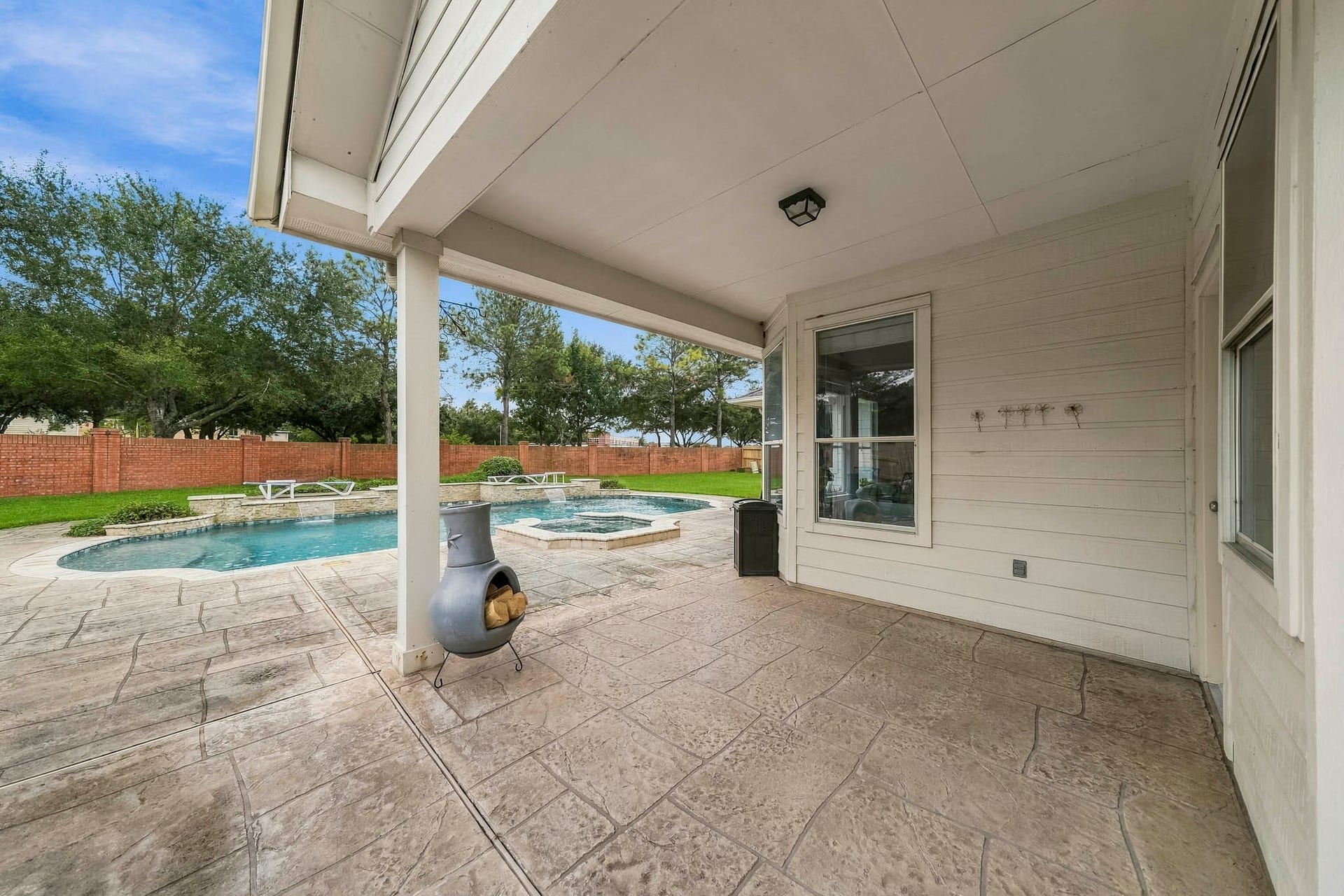 5507 Sandy Trace Court, Katy, TX 77494 The oversized covered patio creates an exceptional outdoor living space with plenty of room to design your ideal seating or dining arrangement. Its substantial covered footprint offers welcome shade, while the adjoining pool and spa provide a beautiful backdrop for outdoor gatherings.
