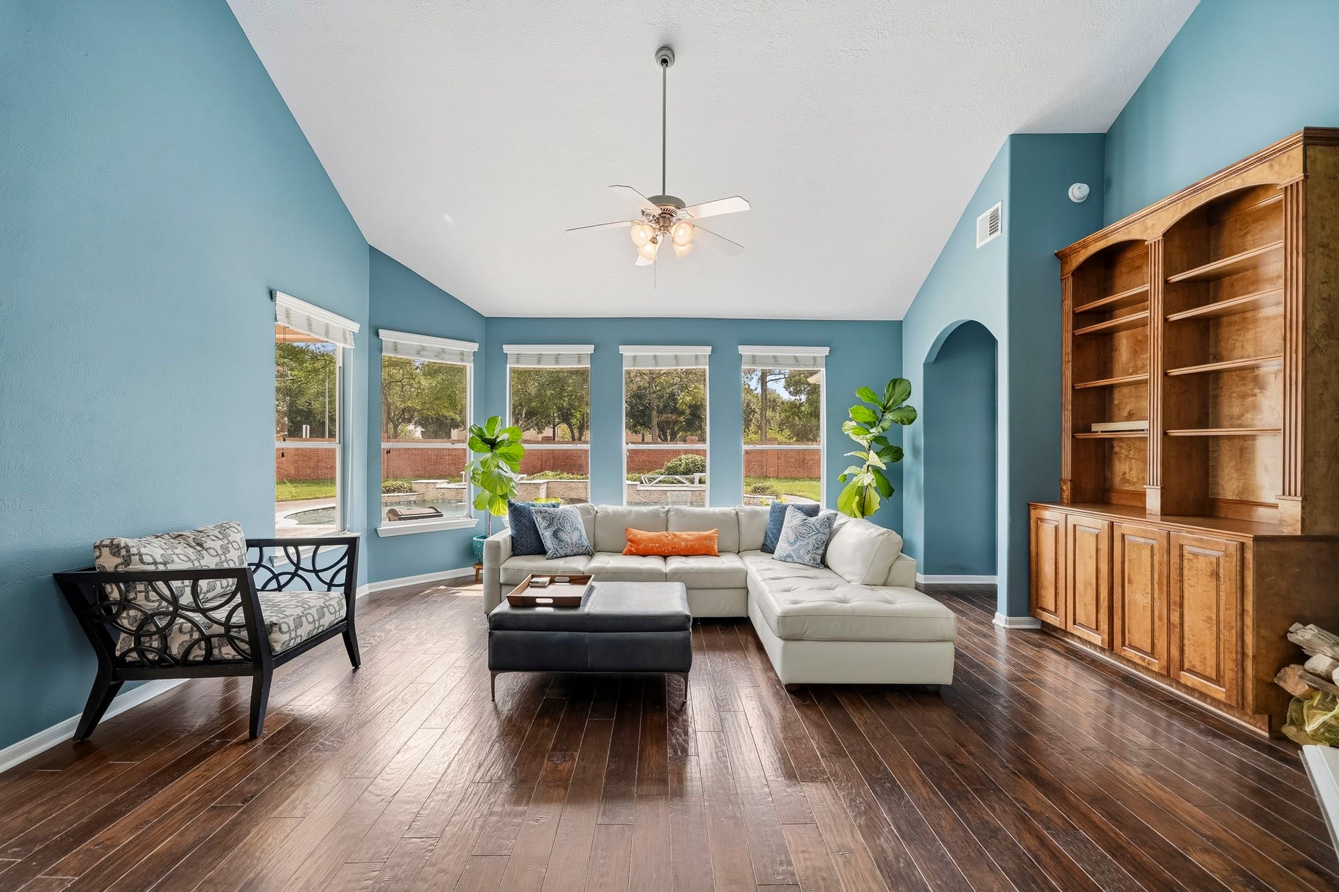 5507 Sandy Trace Court, Katy, TX 77494 The impressive family room welcomes you with soaring ceilings, expansive windows, and beautiful hardwood flooring. Generous proportions, a cozy fireplace, and extensive built-in cabinetry create an inviting gathering space with plenty of architectural character.