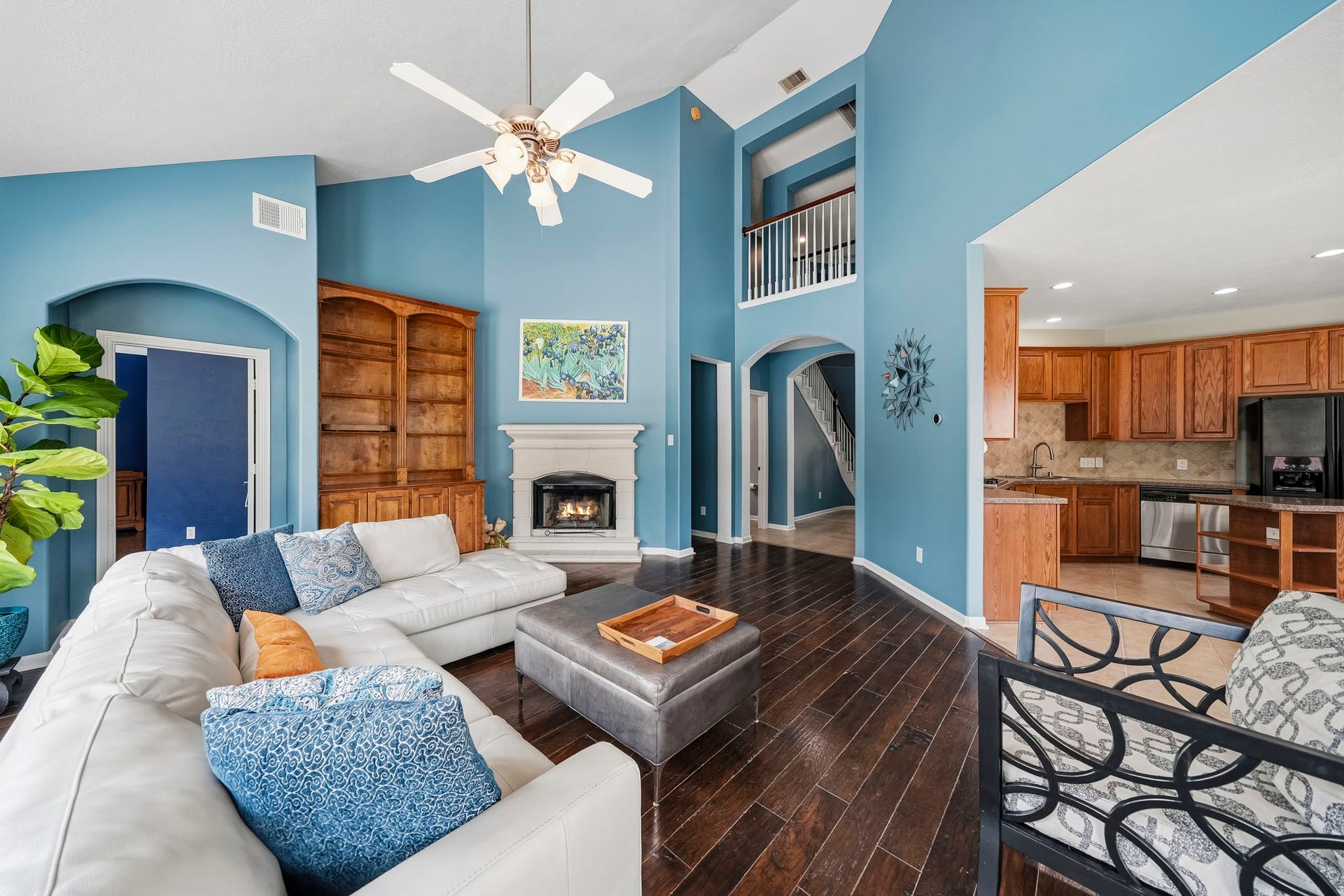 5507 Sandy Trace Court, Katy, TX 77494 The family room's dramatic ceiling height creates an impressive sense of openness, complemented by a striking upper-level overlook. Its connection to the surrounding spaces provides a comfortable, functional layout.