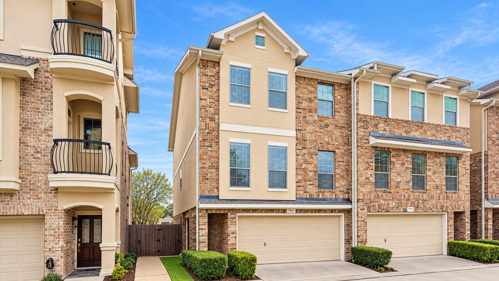 7914 Stoneyway Drive, Houston, TX 77040 Welcome home. This beautiful end unit is located in a gated community waiting for their new owner!