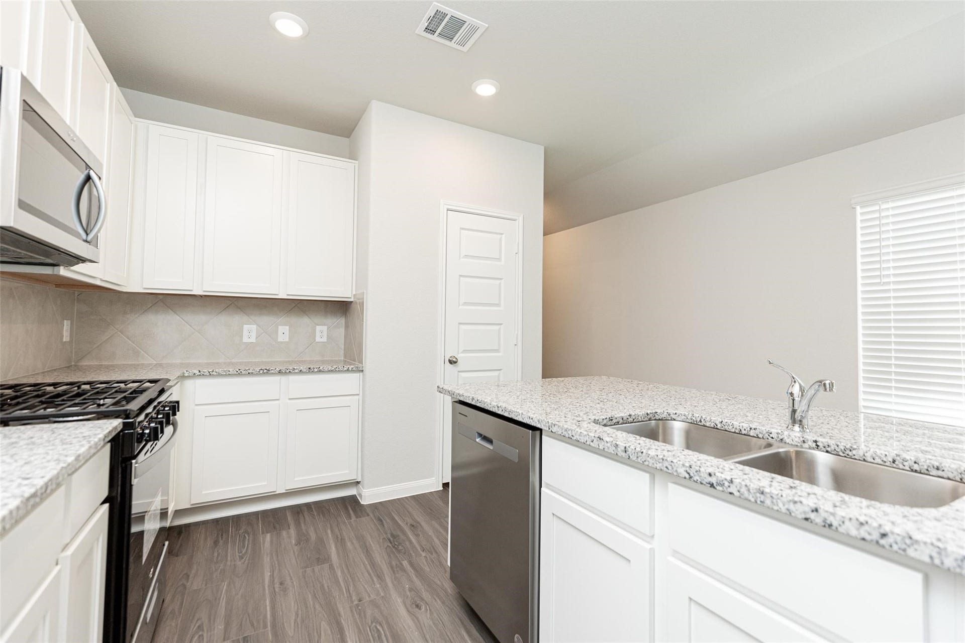 2312 Mooneye Court, Conroe, TX 77384 Refrigerator included