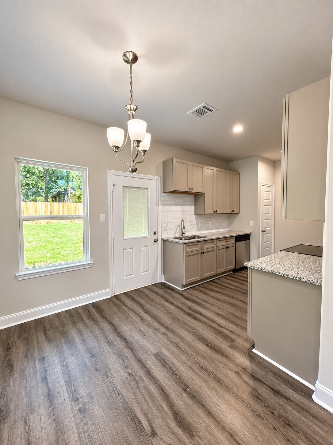 15634 Holly Drive, Montgomery, TX 77356 ** Image of a Previous home-Kitchen layout has changed to feature an island with an open concept kitchen